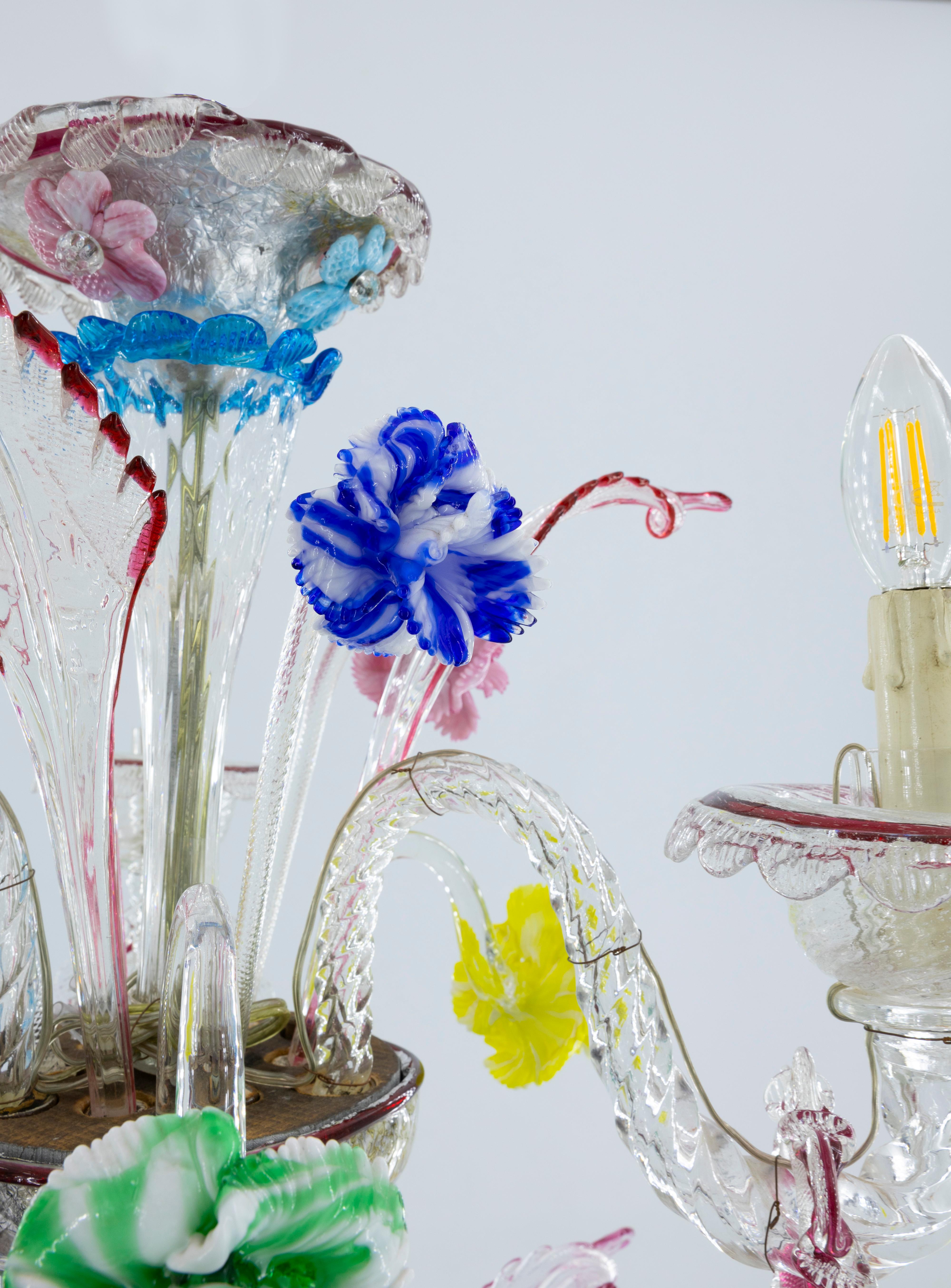 Lustre en verre de Murano des années 1950 avec des accents de rubis et des motifs floraux vibrants en vente 1