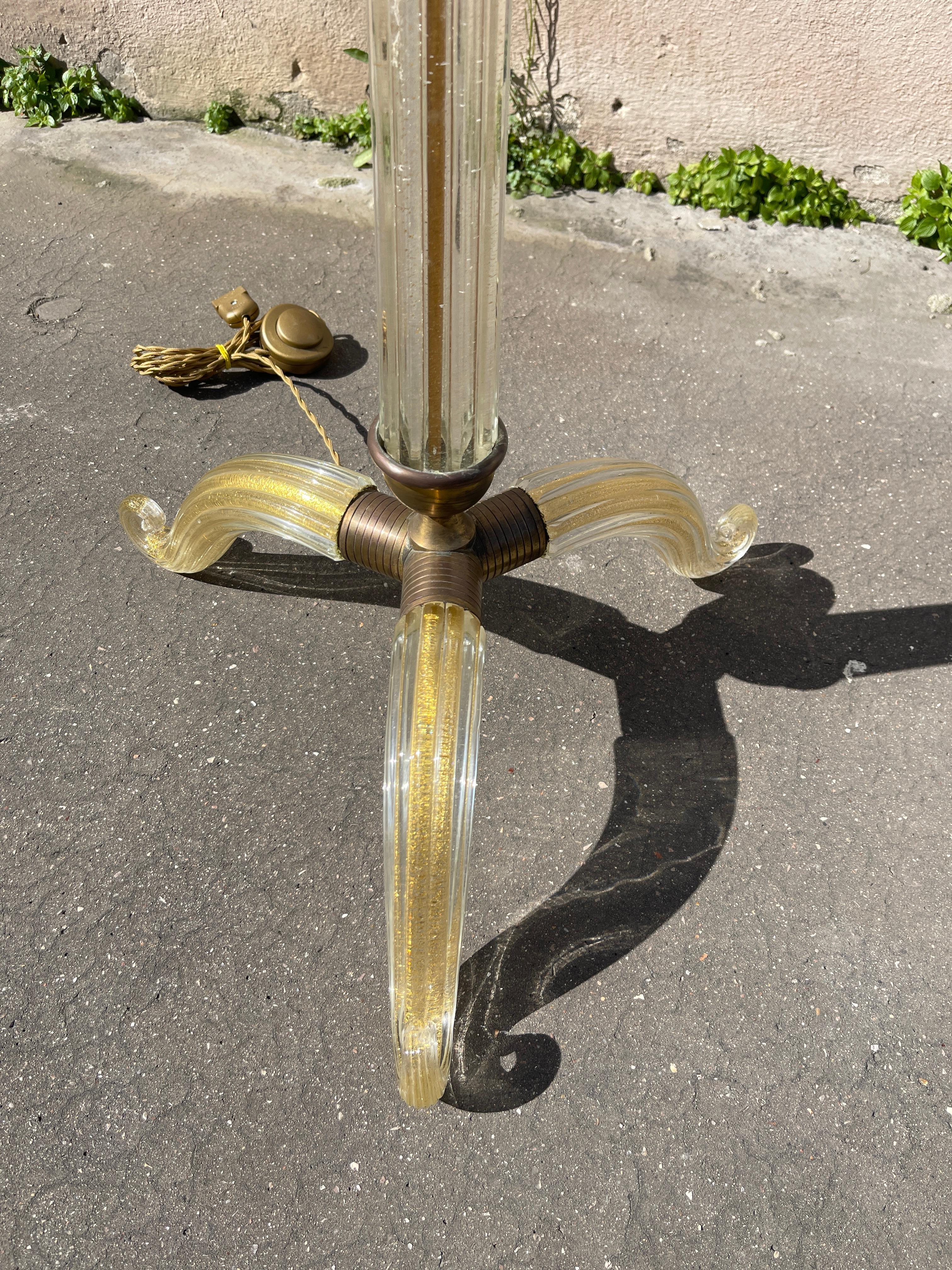 Lampadaire en verre de Murano des années 1950 par André Arbus pour Veronèse
Pas d'abat-jour inclus 
Dimensions données sans ombre
Nouveau câblage

