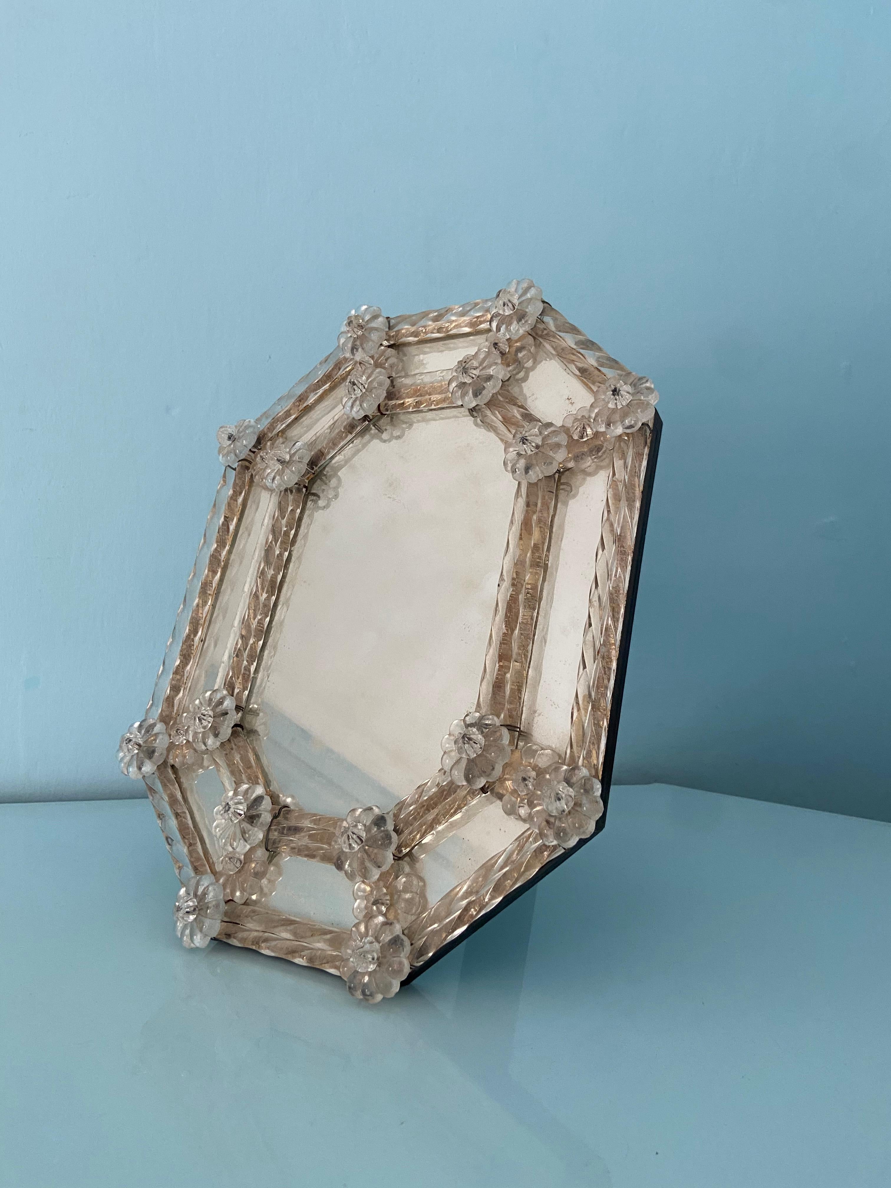 Miroir en verre de Murano des années 1960 avec des fleurs délicates. Le verre du miroir lui-même présente une belle patine. Le miroir est conçu pour être posé ou accroché au mur.
