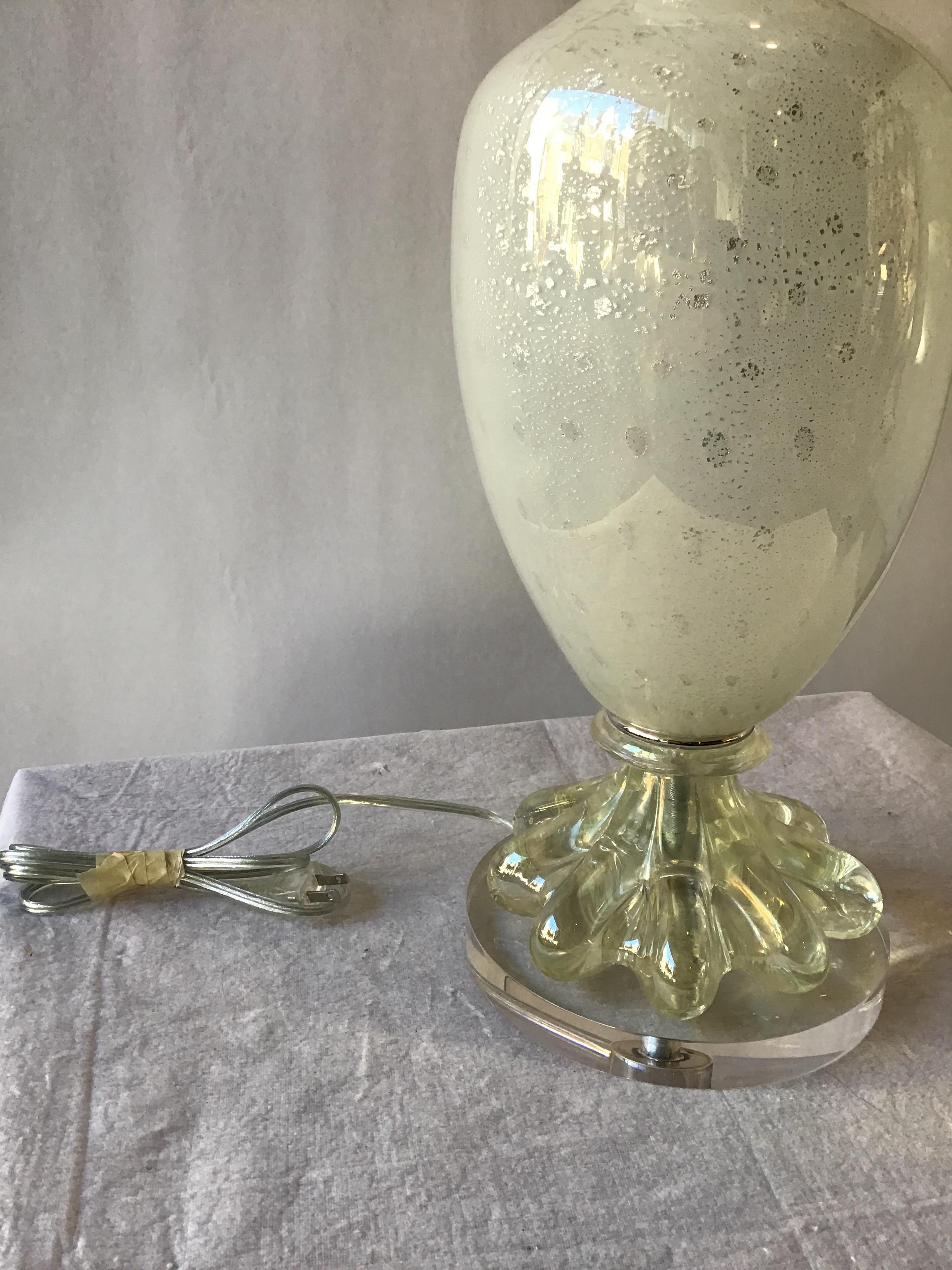 1950s Murano White Glass Table Lamp For Sale 5