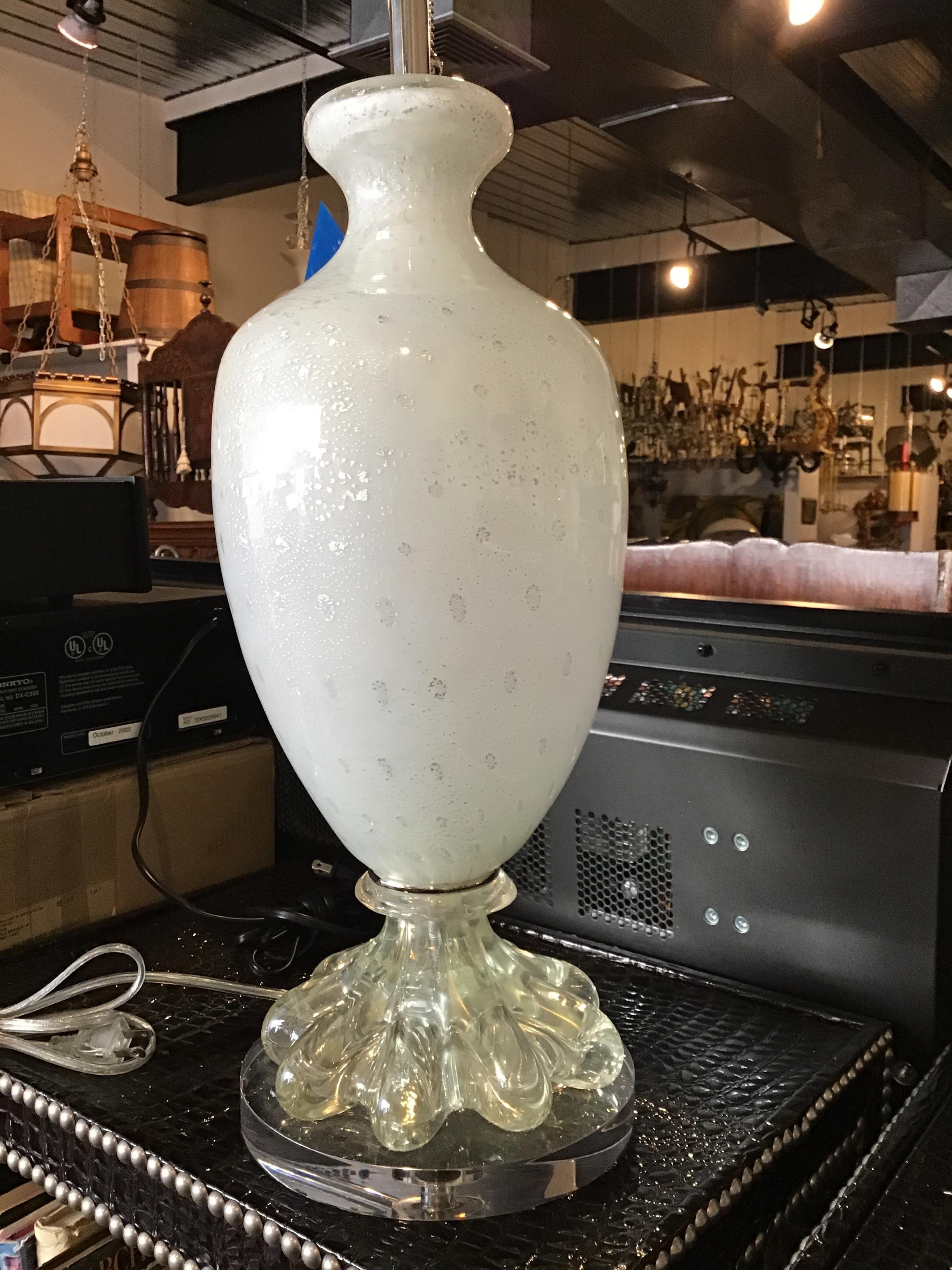 1950s Murano white glass table lamp on a Lucite base. Restored.
In the pictures there’s a shadow on the glass, the glass is in perfect shape, as seen in image 2.