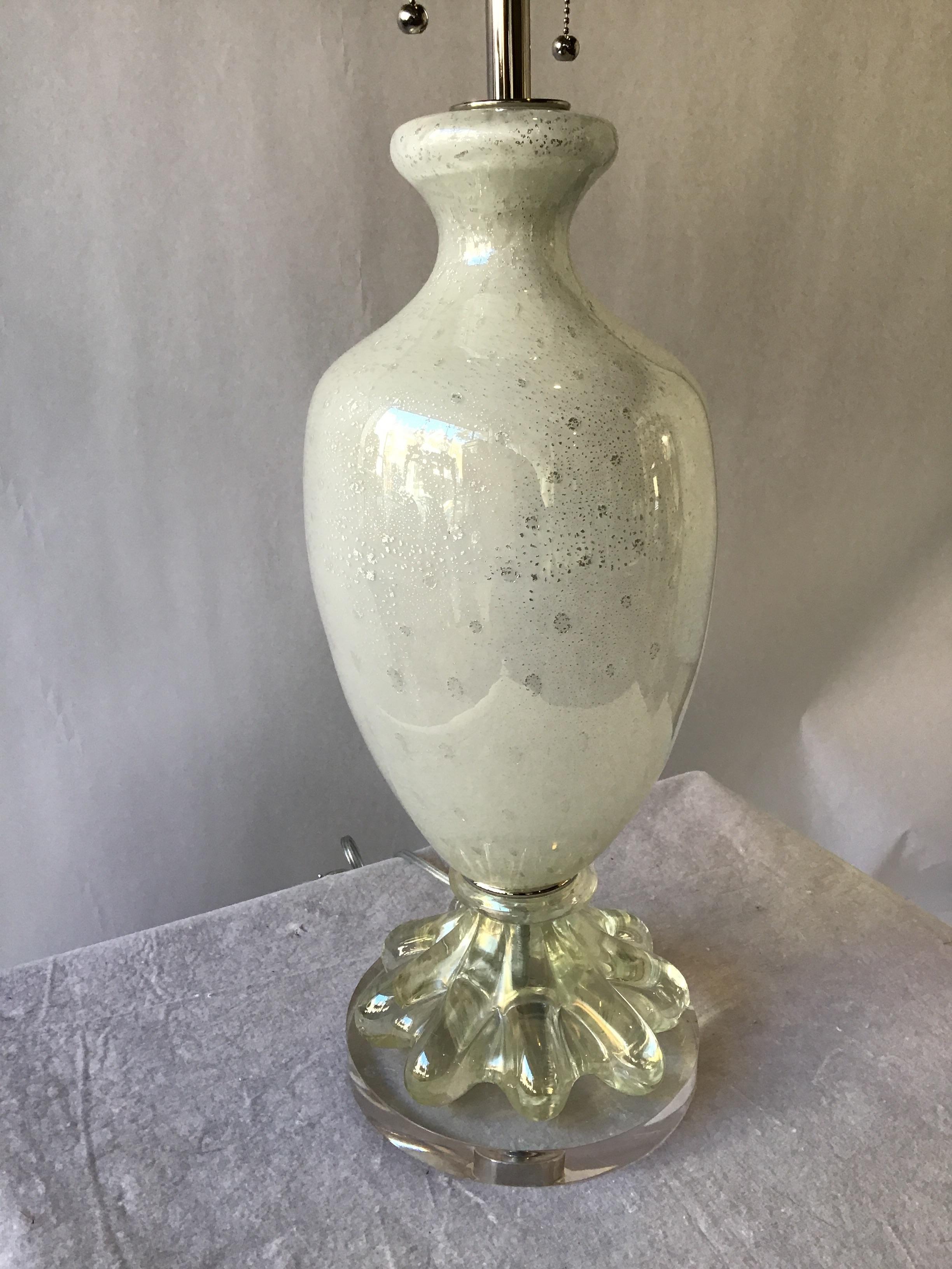1950s Murano White Glass Table Lamp For Sale 2