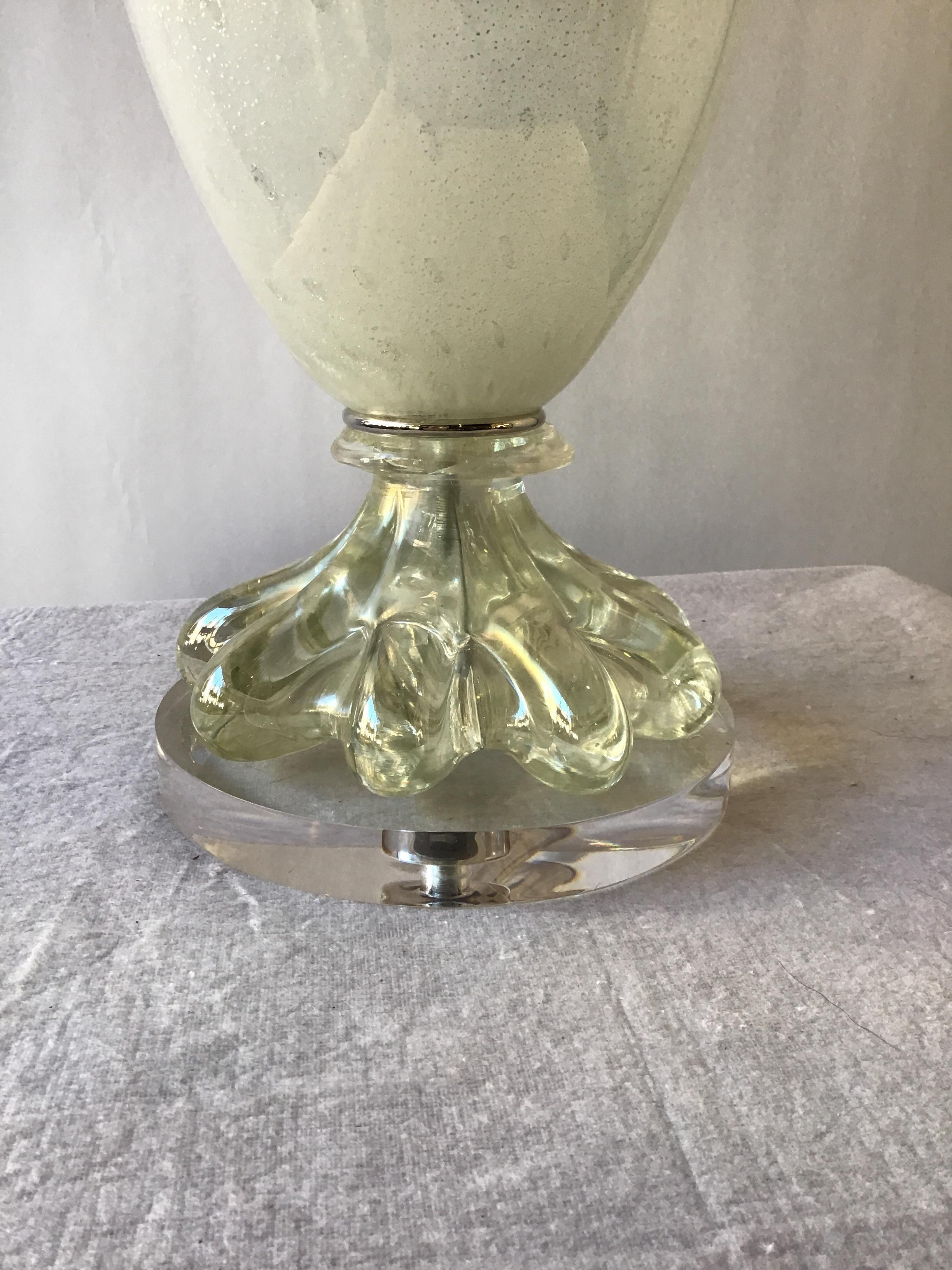 1950s Murano White Glass Table Lamp For Sale 4