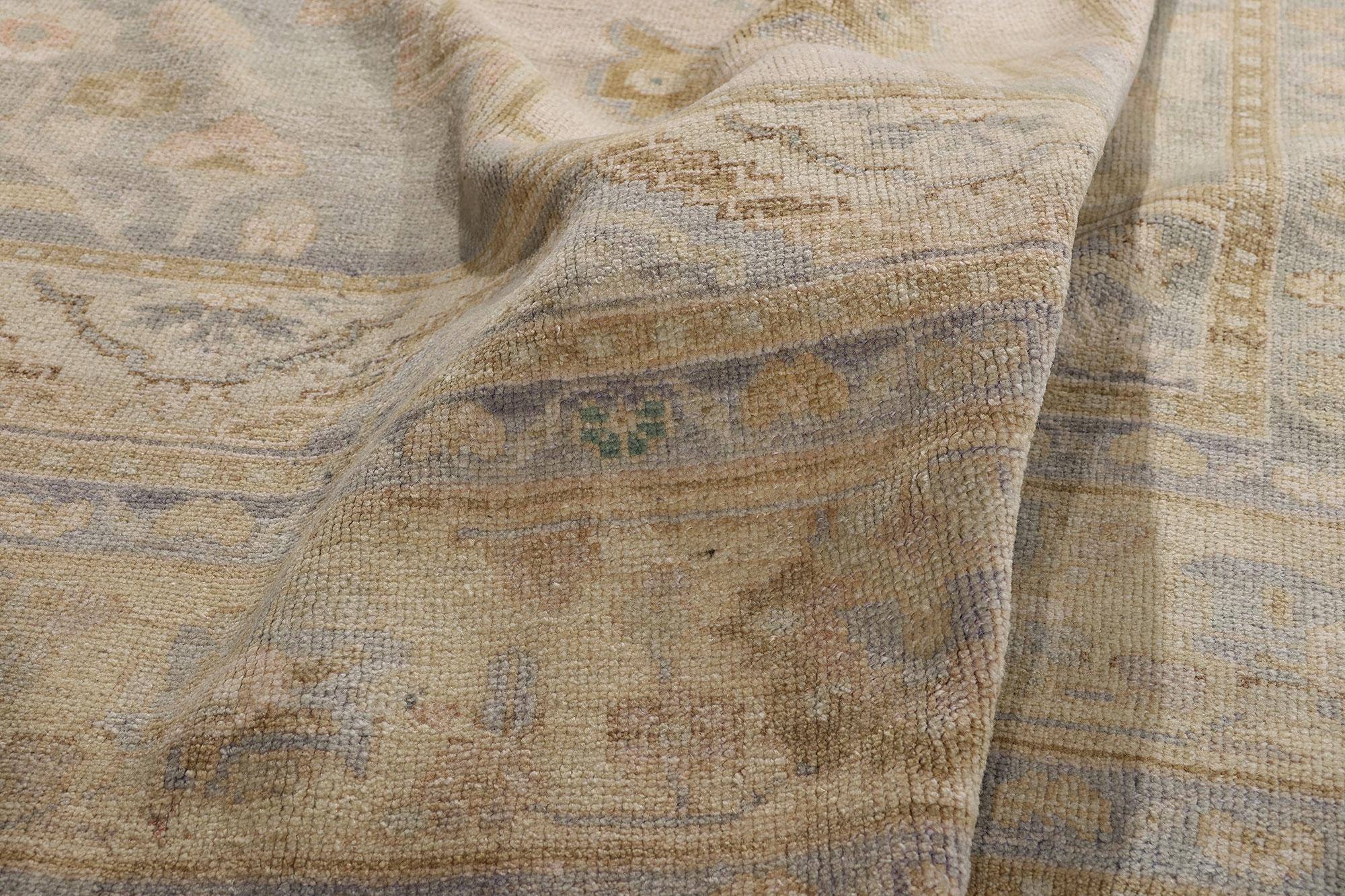 1950's Muted Turkish Oushak Carpet with Modern Style en venta 3