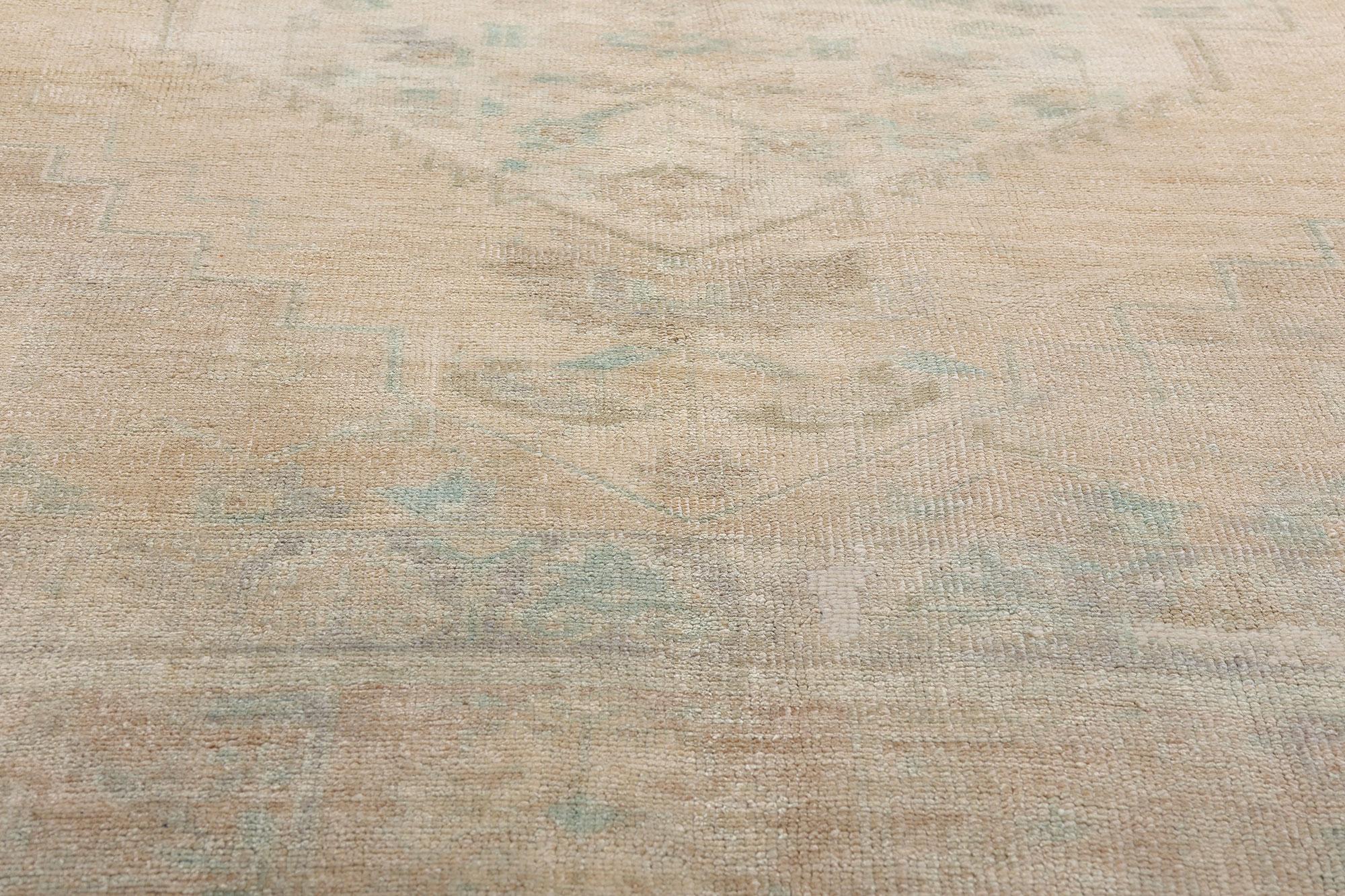 1950's Muted Turkish Oushak Carpet with Modern Style en Bueno estado para la venta en Dallas, TX