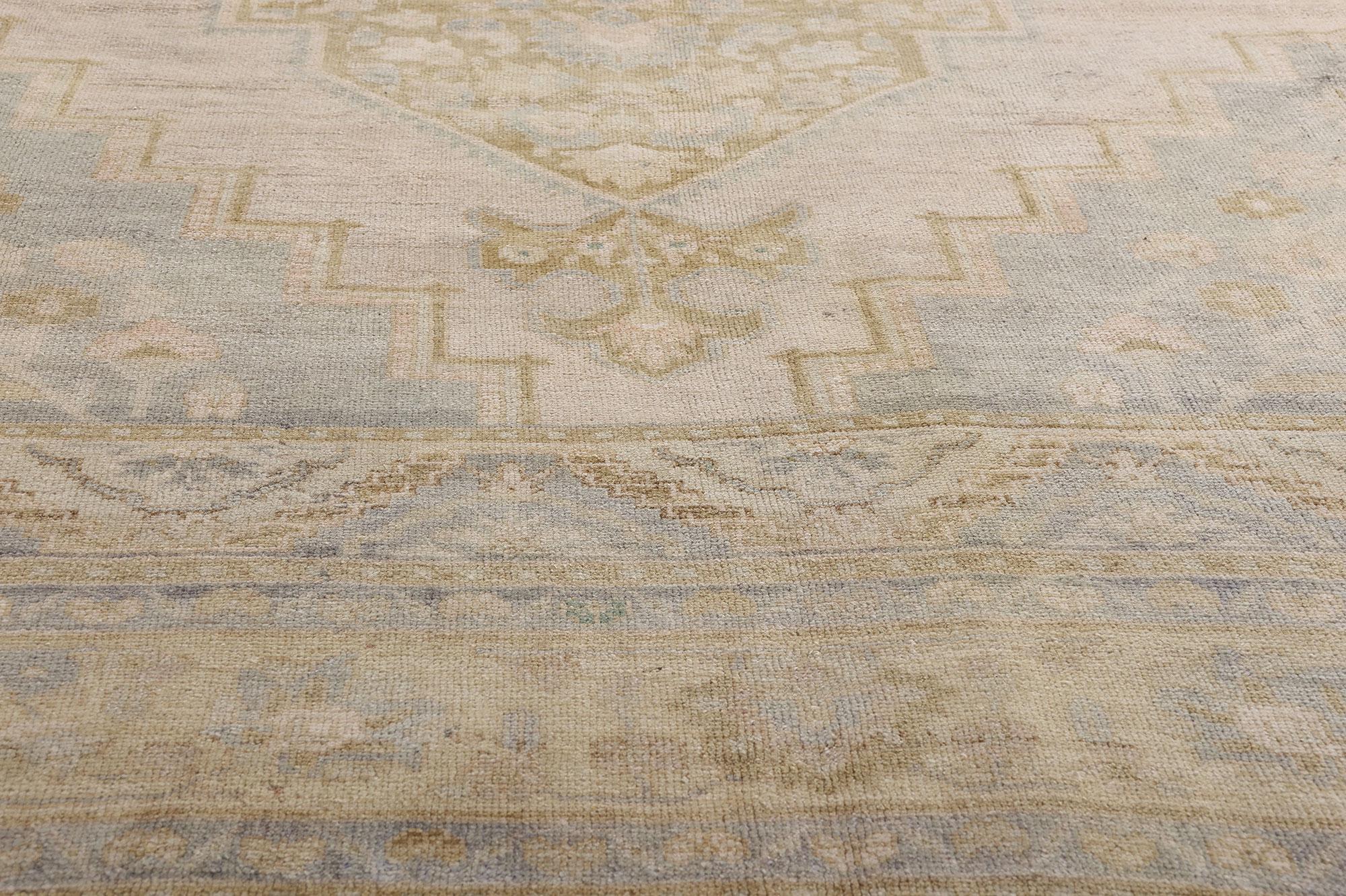 1950's Muted Turkish Oushak Carpet with Modern Style en Bueno estado para la venta en Dallas, TX