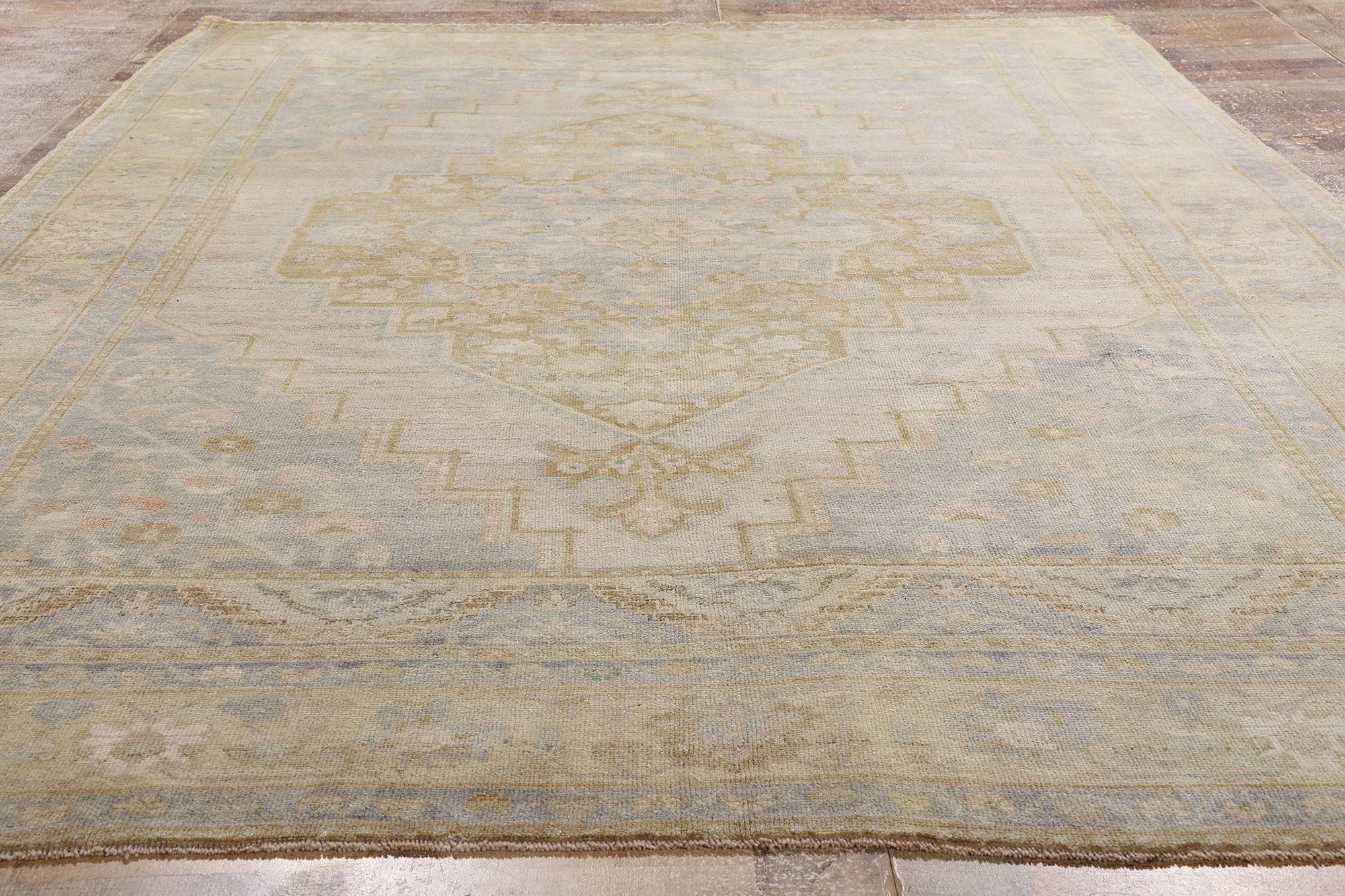 1950's Muted Turkish Oushak Carpet with Modern Style siglo XX en venta