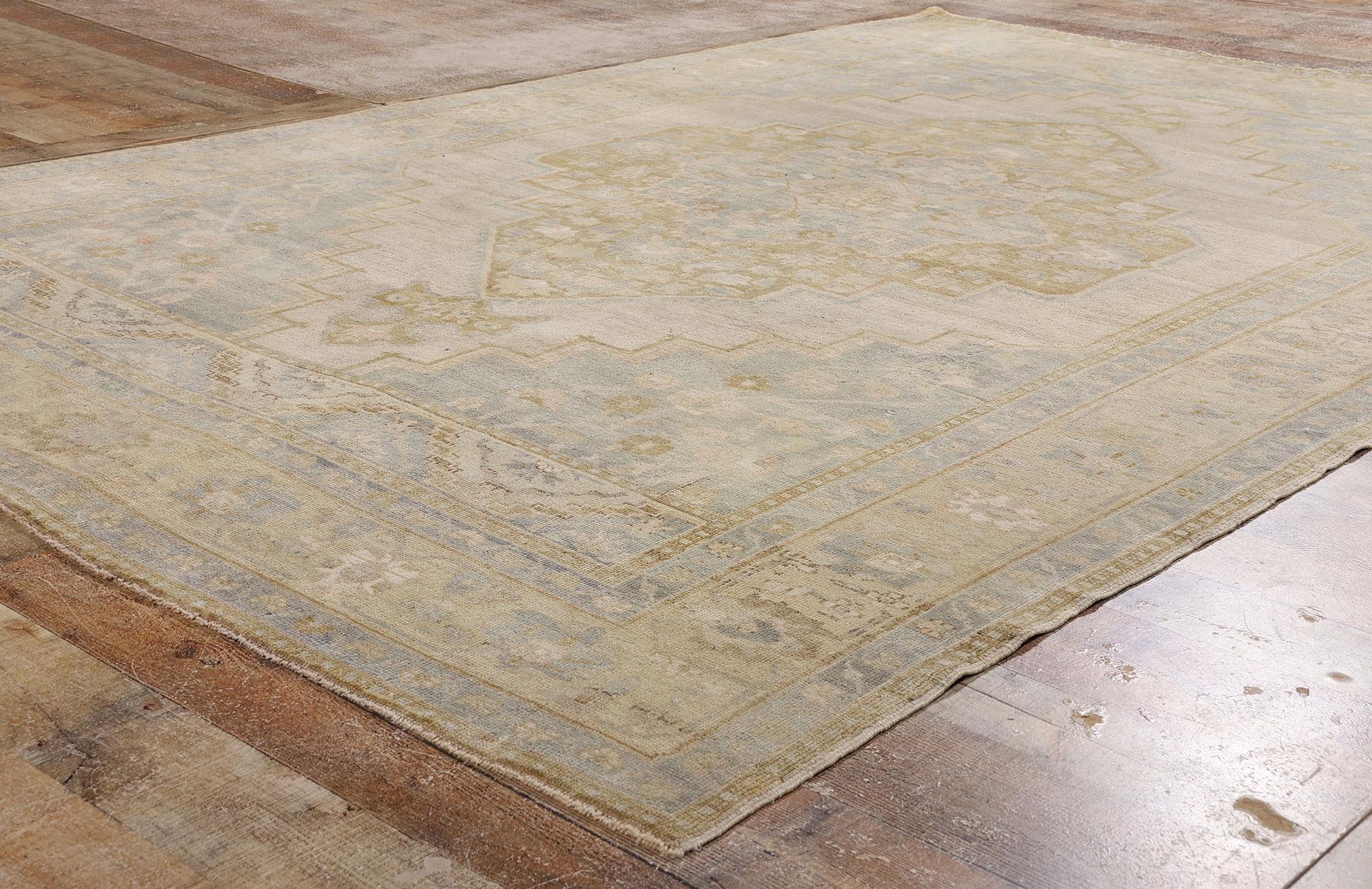 1950's Muted Turkish Oushak Carpet with Modern Style en venta 1