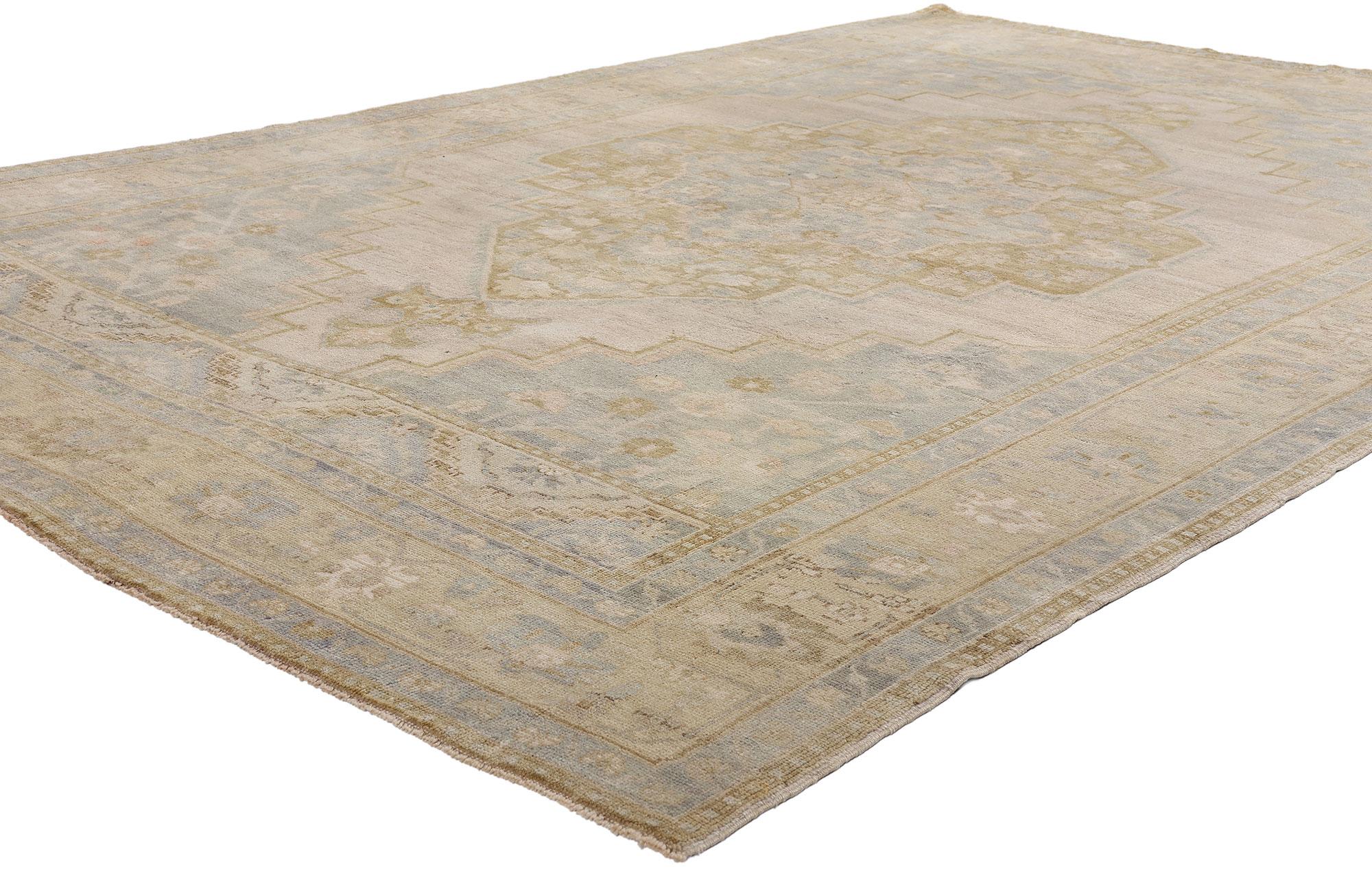 1950's Muted Turkish Oushak Carpet with Modern Style en venta 2