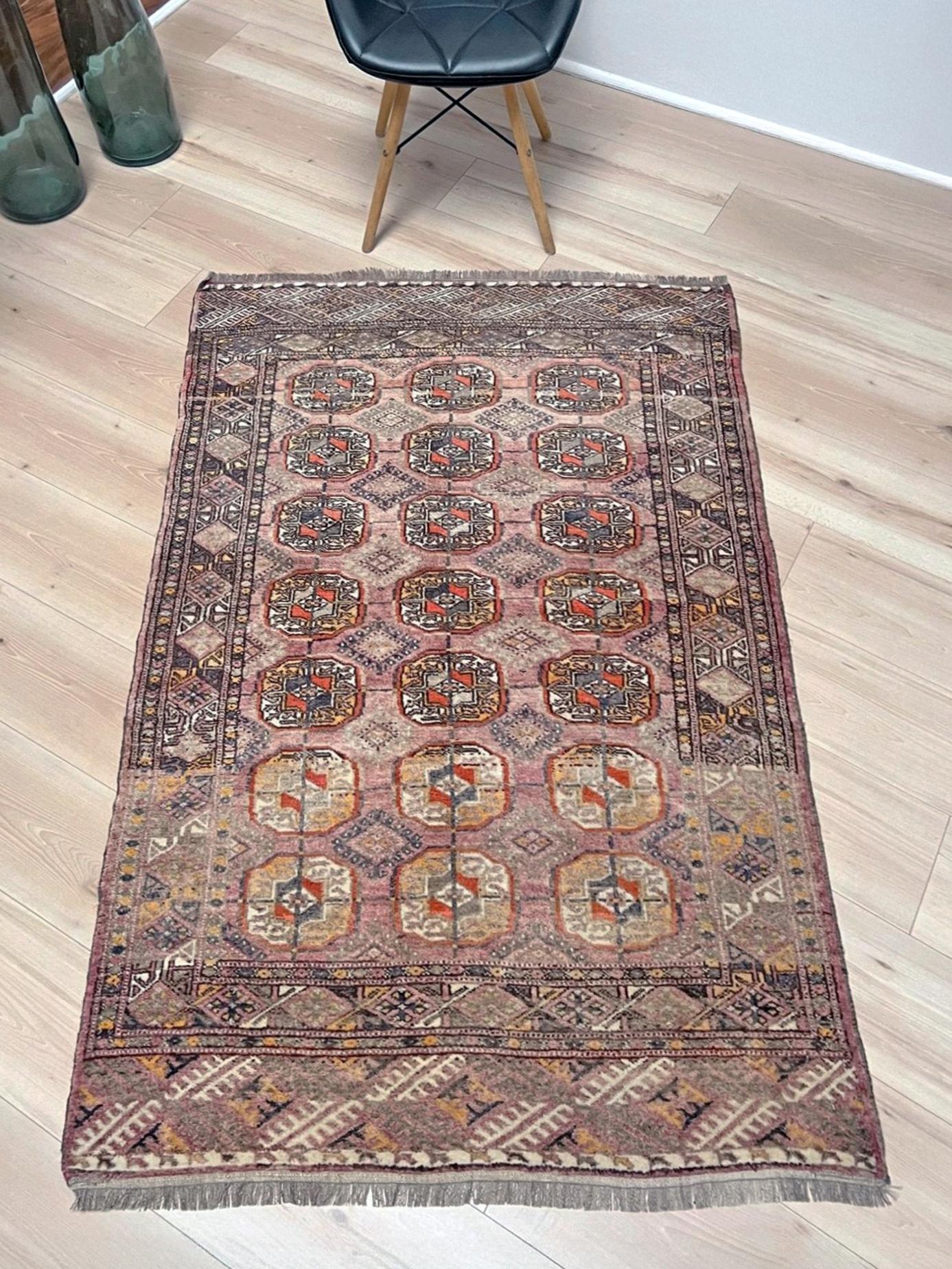 Tribal Tapis Bukhara Turkmen des années 1950 • Tapis vintage tissé à la main (3′7″×5′1″) en vente