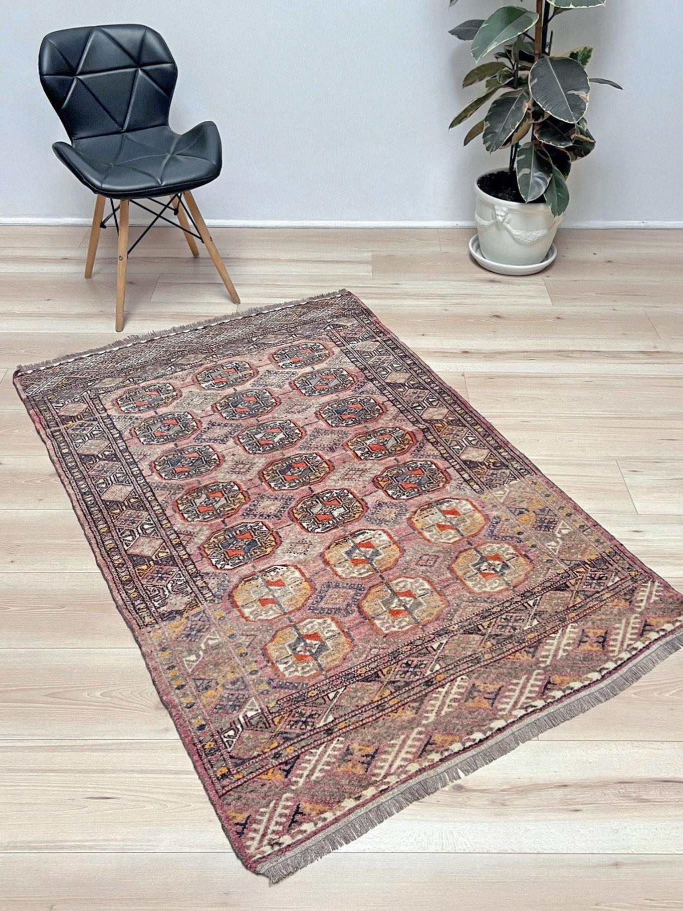 Turc Tapis Bukhara Turkmen des années 1950 • Tapis vintage tissé à la main (3′7″×5′1″) en vente