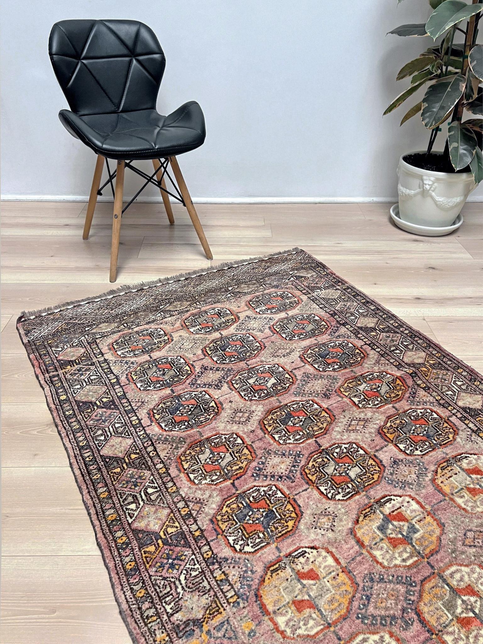 Noué à la main Tapis Bukhara Turkmen des années 1950 • Tapis vintage tissé à la main (3′7″×5′1″) en vente