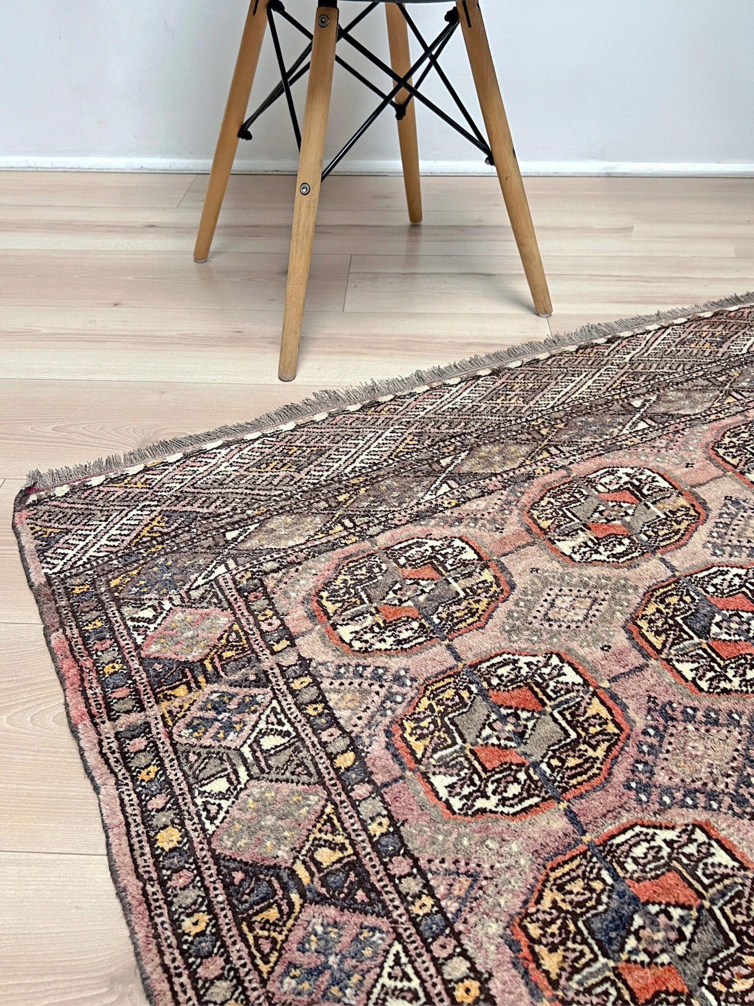 Tapis Bukhara Turkmen des années 1950 • Tapis vintage tissé à la main (3′7″×5′1″) Bon état - En vente à Burlingame, CA