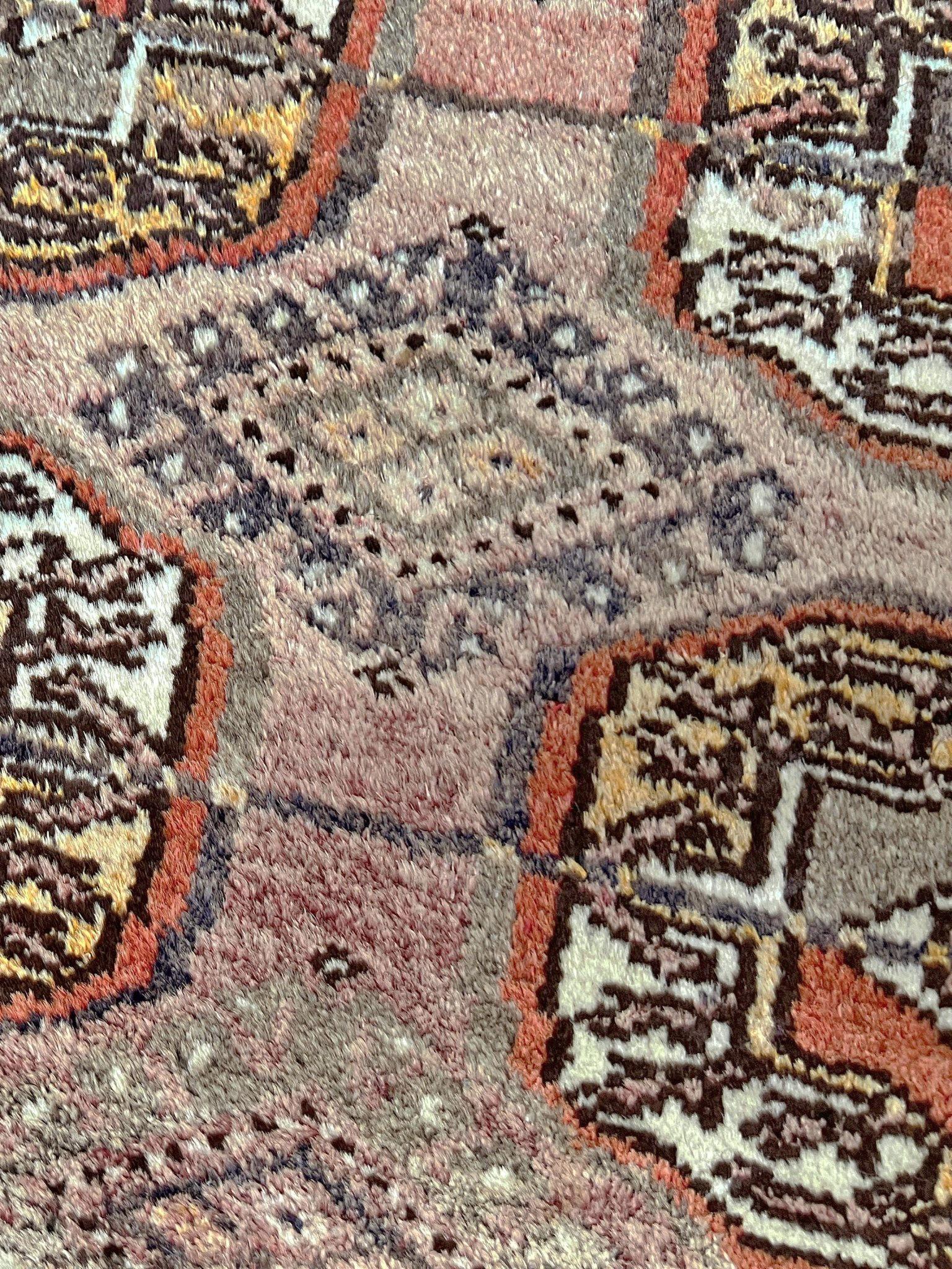 Ce tapis Bukhara turkmène vintage incarne l'élégance intemporelle avec une palette douce et naturellement délavée de beige mauve, de roux, d'argile et de gris. Noué à la main avec de la laine soyeuse au milieu du XXe siècle, il présente le motif