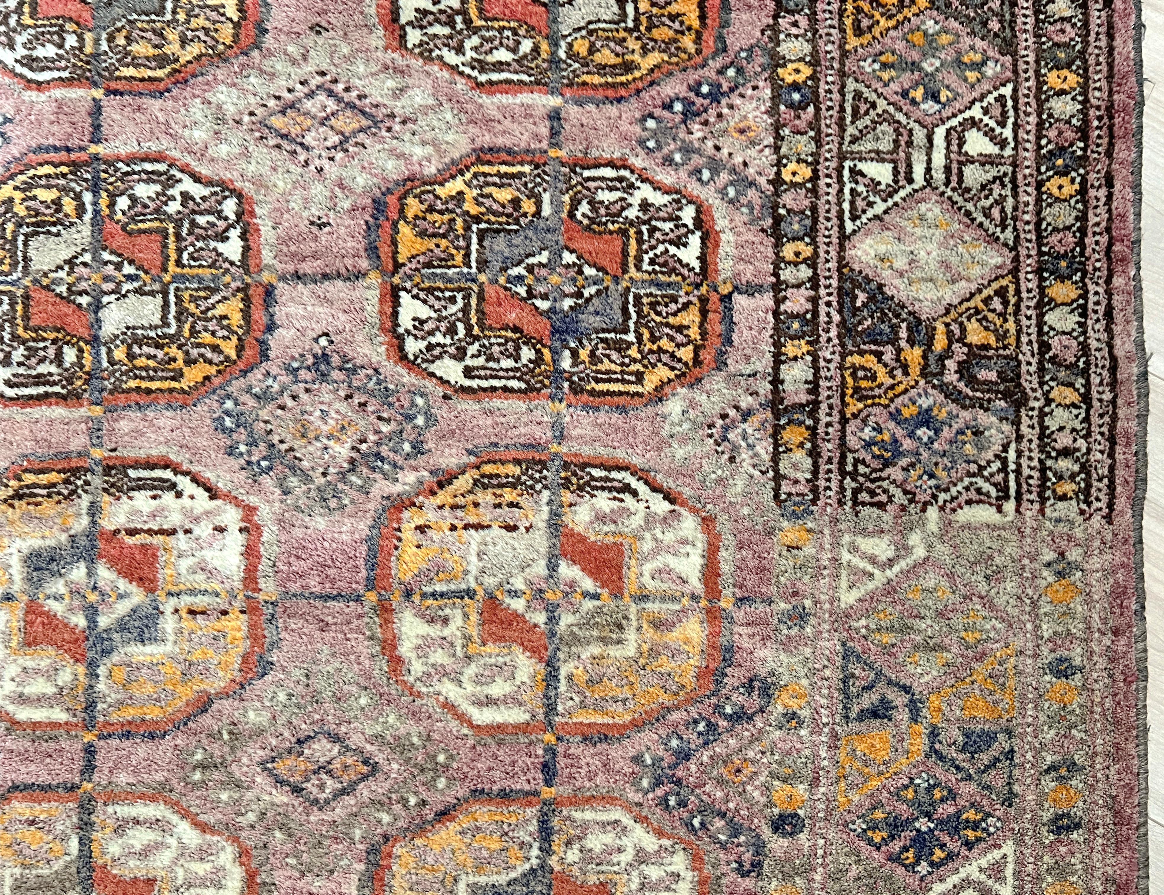Milieu du XXe siècle Tapis Bukhara Turkmen des années 1950 • Tapis vintage tissé à la main (3′7″×5′1″) en vente