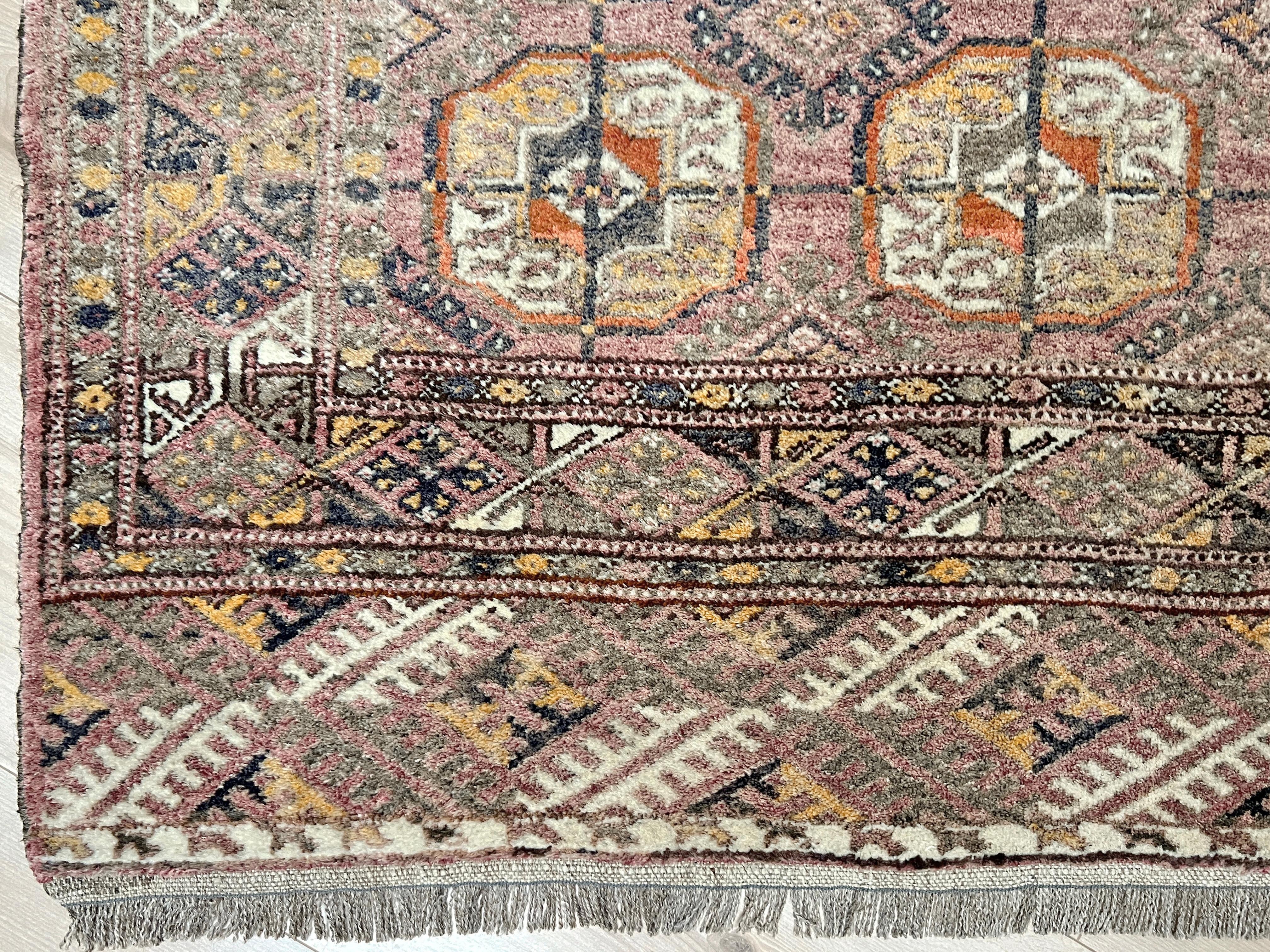 Laine Tapis Bukhara Turkmen des années 1950 • Tapis vintage tissé à la main (3′7″×5′1″) en vente
