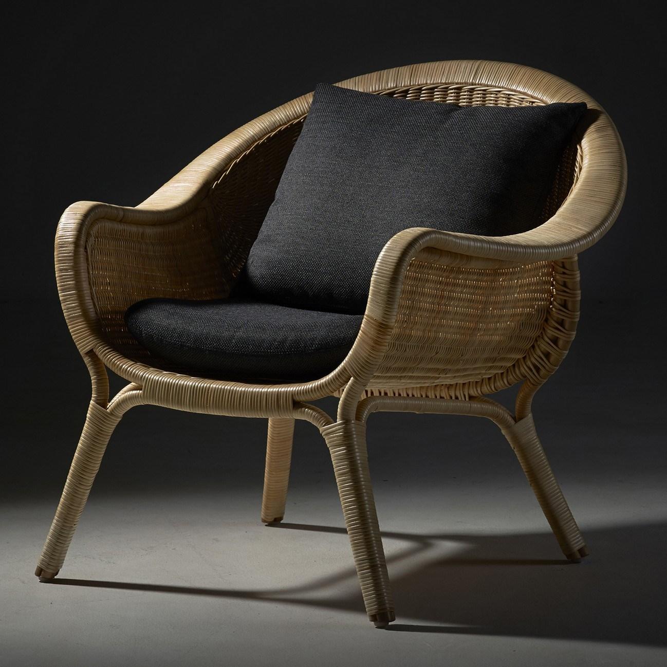 Vintage look and resolutely contemporary, this lounge rattan armchair 