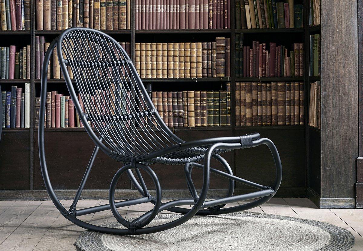 Vintage look and resolutely contemporary, this lounge black rattan rocking chair 