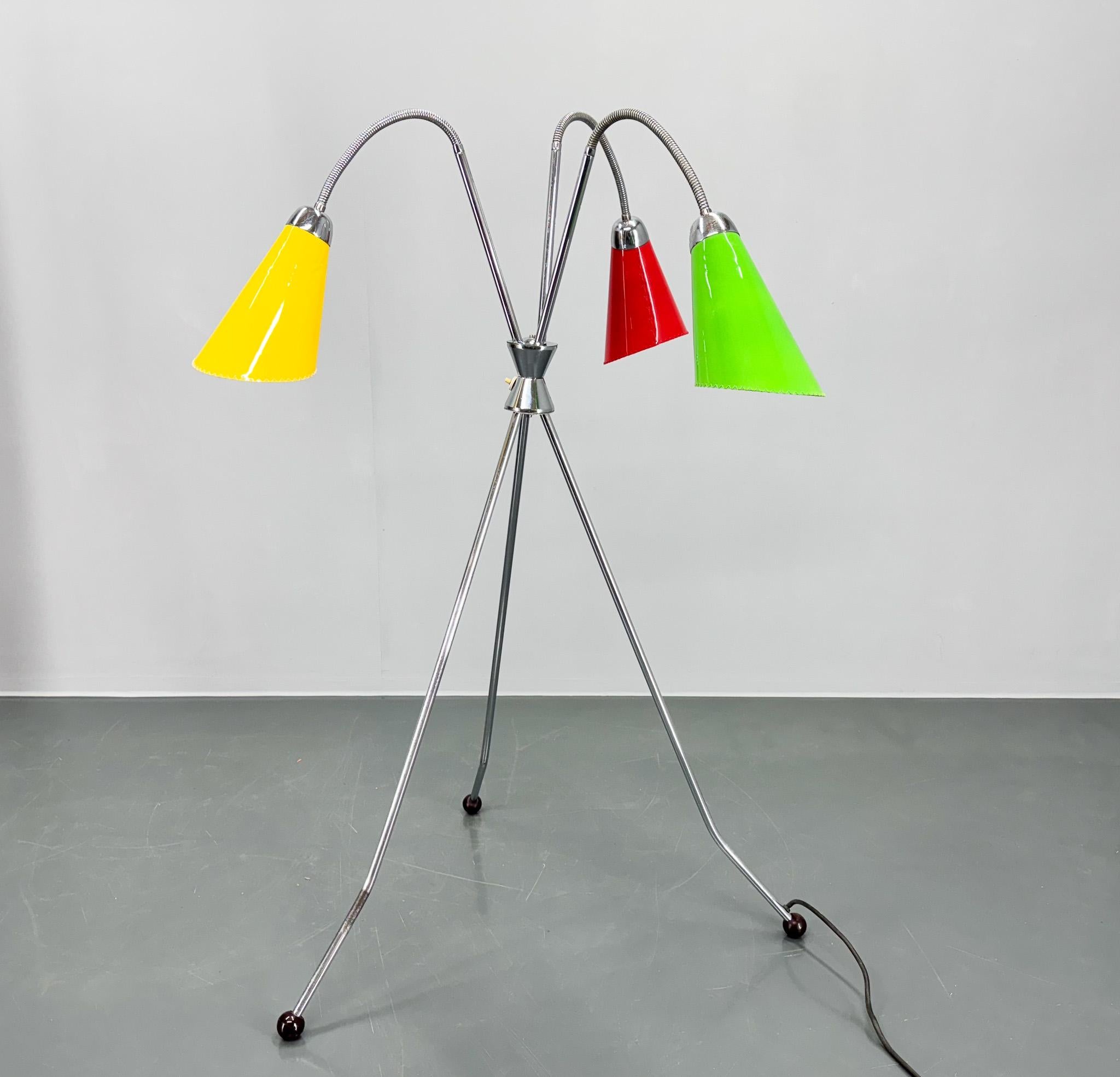 Lampadaire chromé avec abat-jour original en papier coloré. Fabriqué dans l'ancienne Tchécoslovaquie par Napako dans les années 1950. Adaptateur américain inclus. 