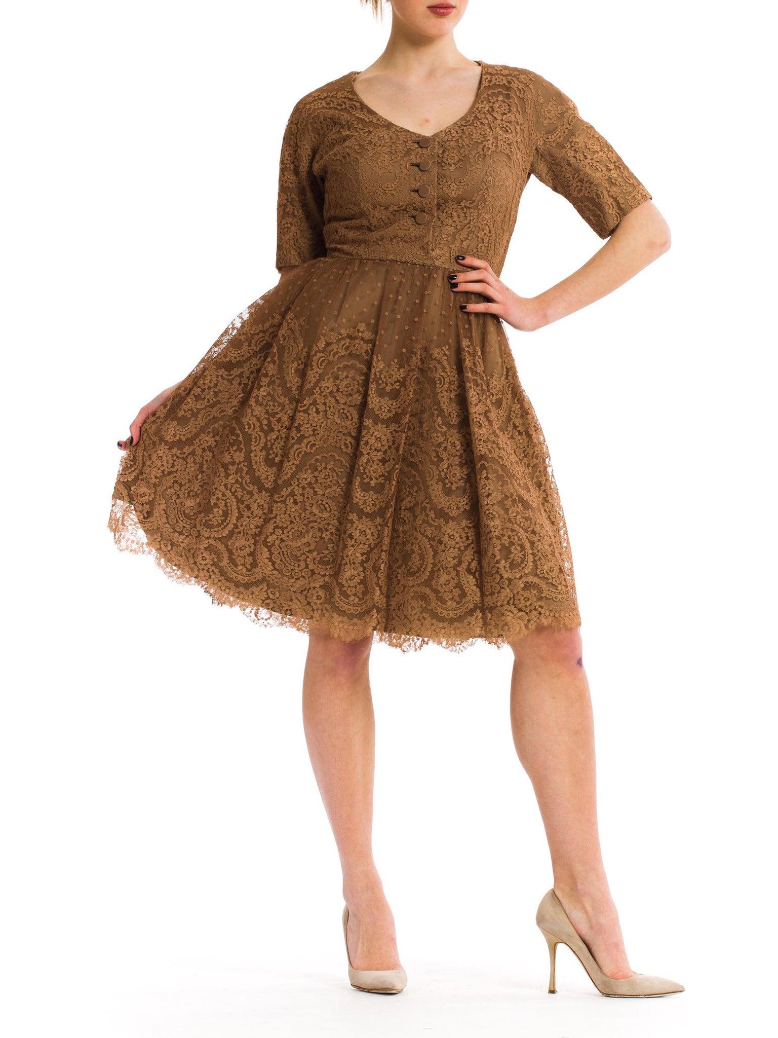 1950S NAT KAPLAN Brown Rayon & Silk Chantilly Lace Short Sleeve Cocktail Dress In Excellent Condition For Sale In New York, NY