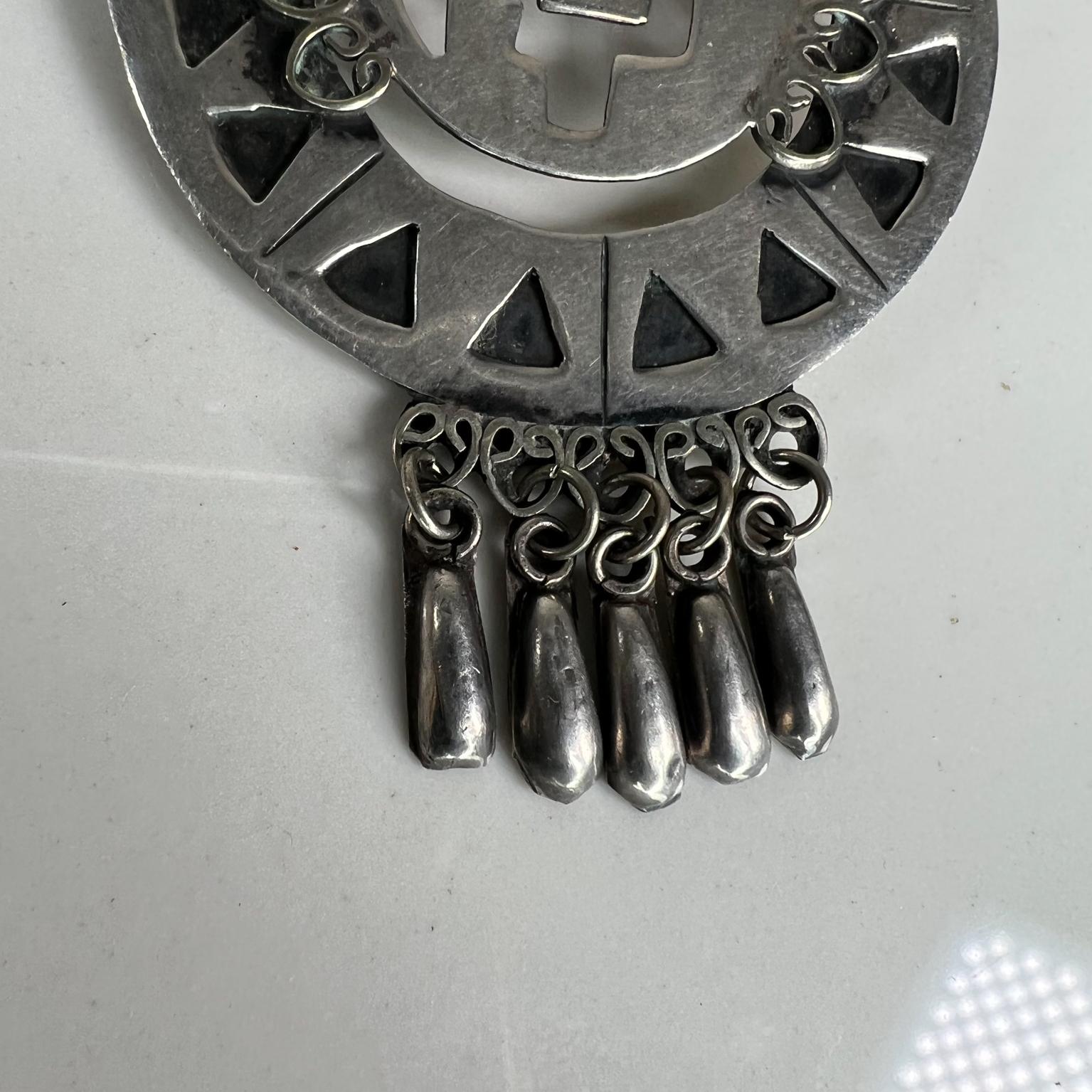 Mid-Century Modern Broche pendentif aztèque amérindienne en argent sterling des années 1950, Mexique en vente