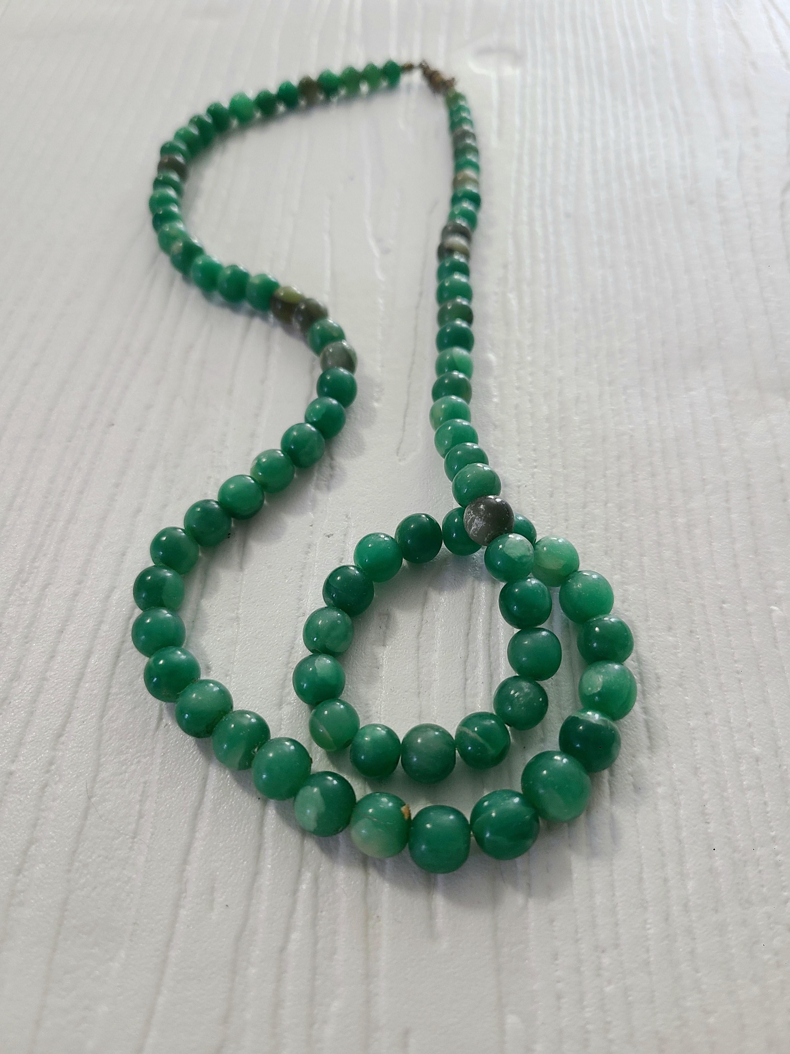 1950er Jahre Natürliche marmorierte Jade abgestufte Perlenkette (Art nouveau) im Angebot
