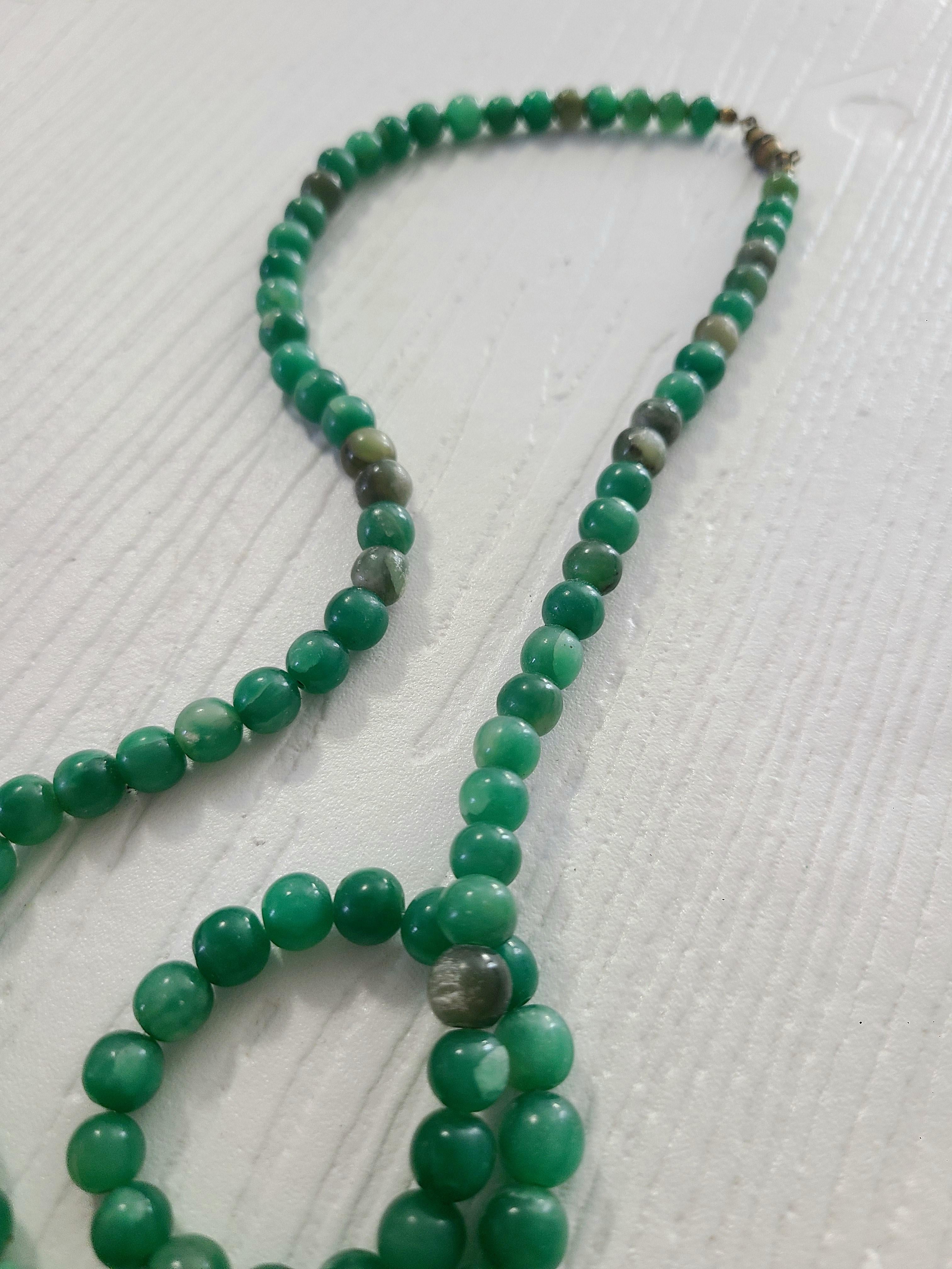 Art Nouveau 1950s Natural Marbled Jade Graduated Beaded Necklace For Sale