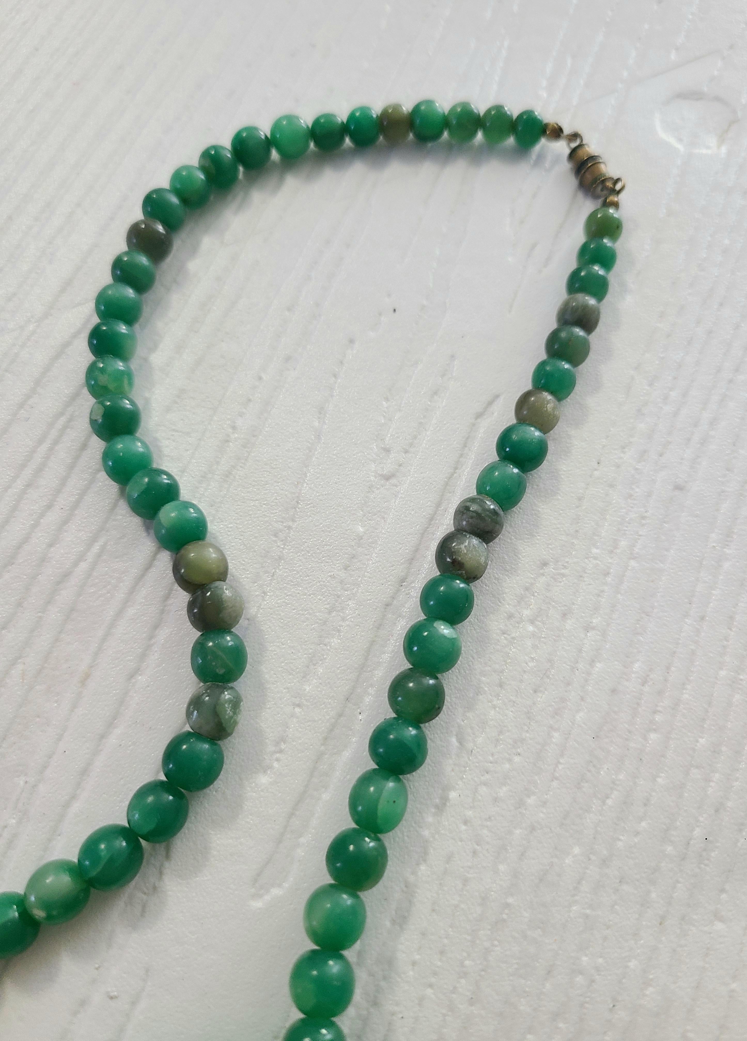 Women's or Men's 1950s Natural Marbled Jade Graduated Beaded Necklace For Sale