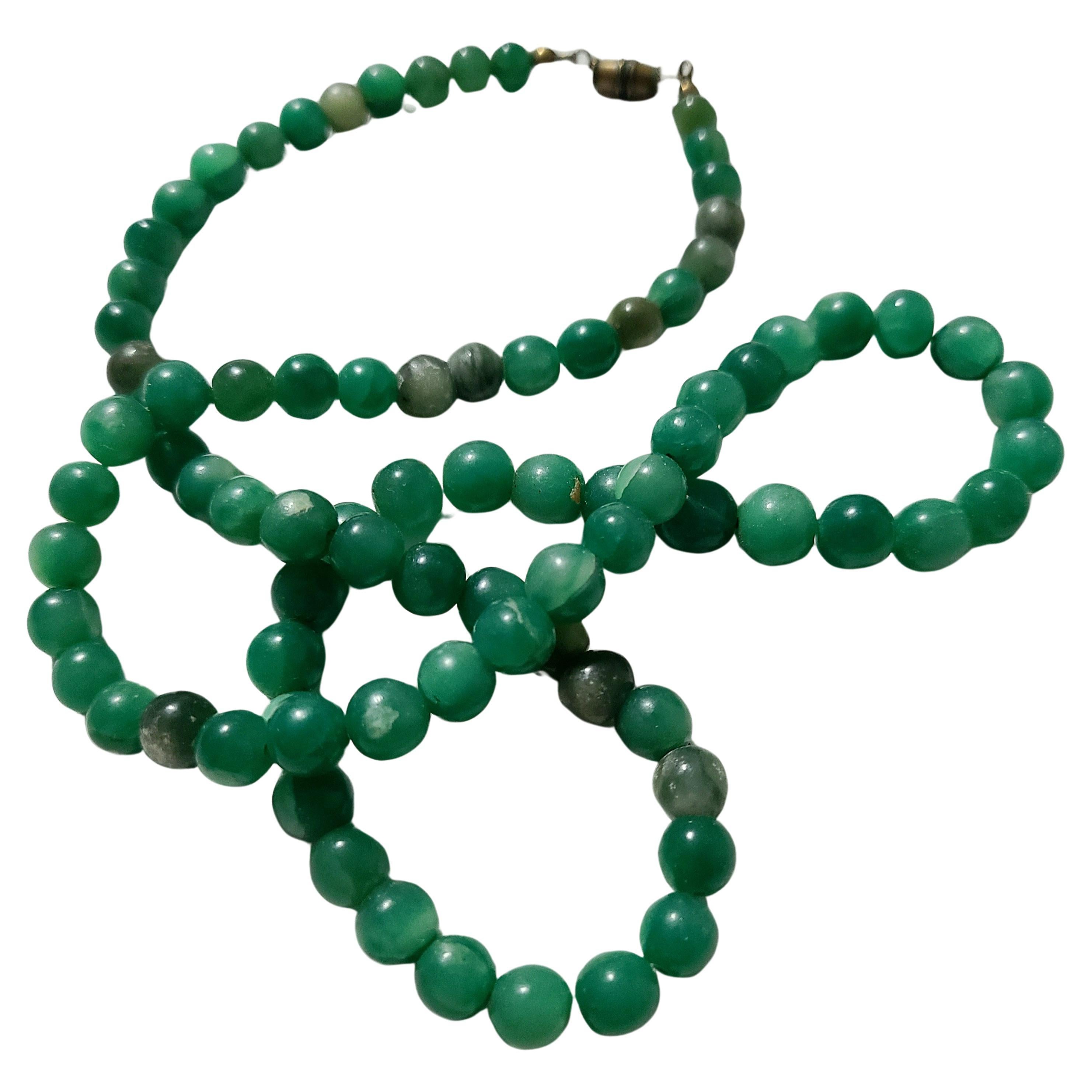 Collier de perles graduées en jade marbré naturel des années 1950