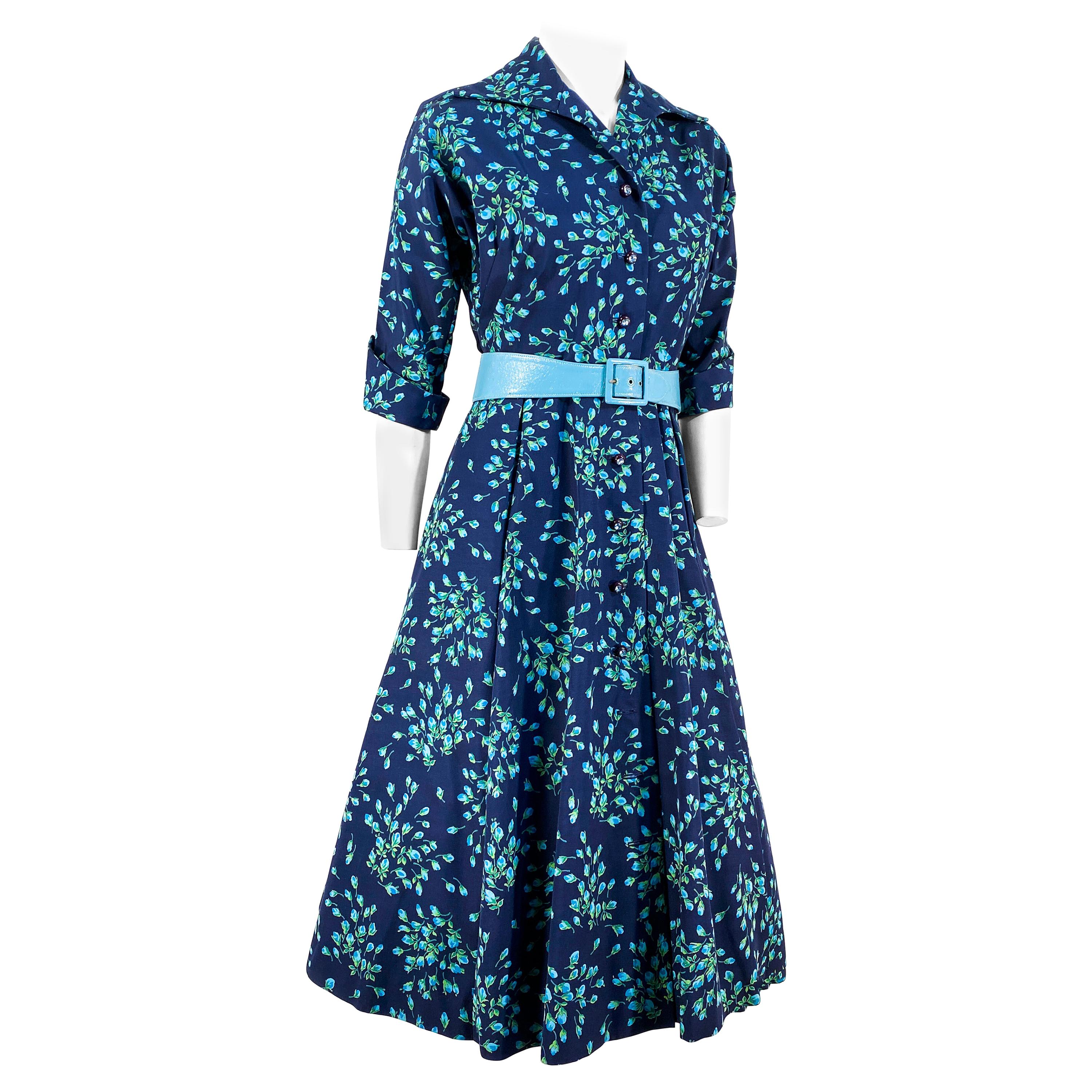 Marineblaues bedrucktes Kleid aus den 1950er Jahren mit Blumenmuster im Angebot