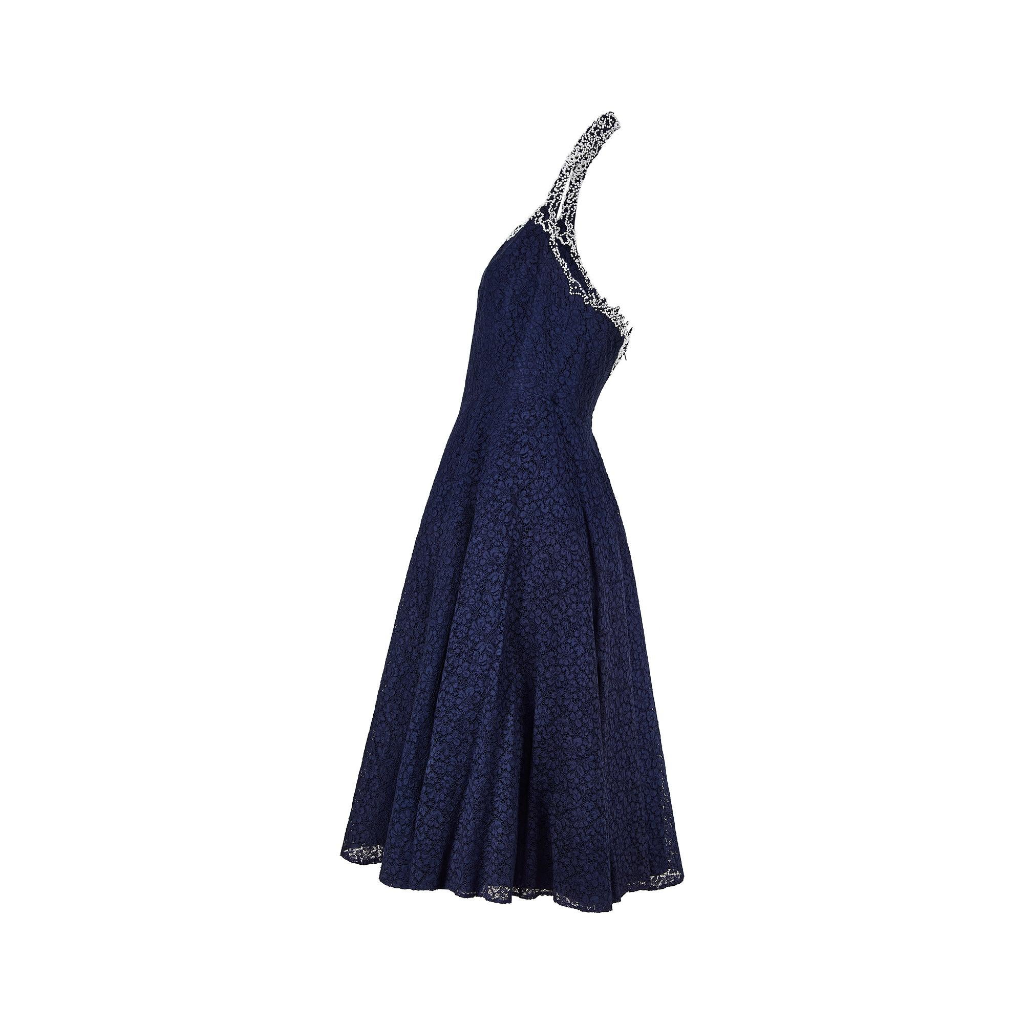 Diese elegante Kombination aus Kleid und Jacke aus den späten 1950er- bis frühen 1960er-Jahren ist in einer klassischen Swing-Silhouette geschnitten, mit einer eingezogenen Taille, einem ausgestellten, fast 360 Grad runden Rock und einem verspielten