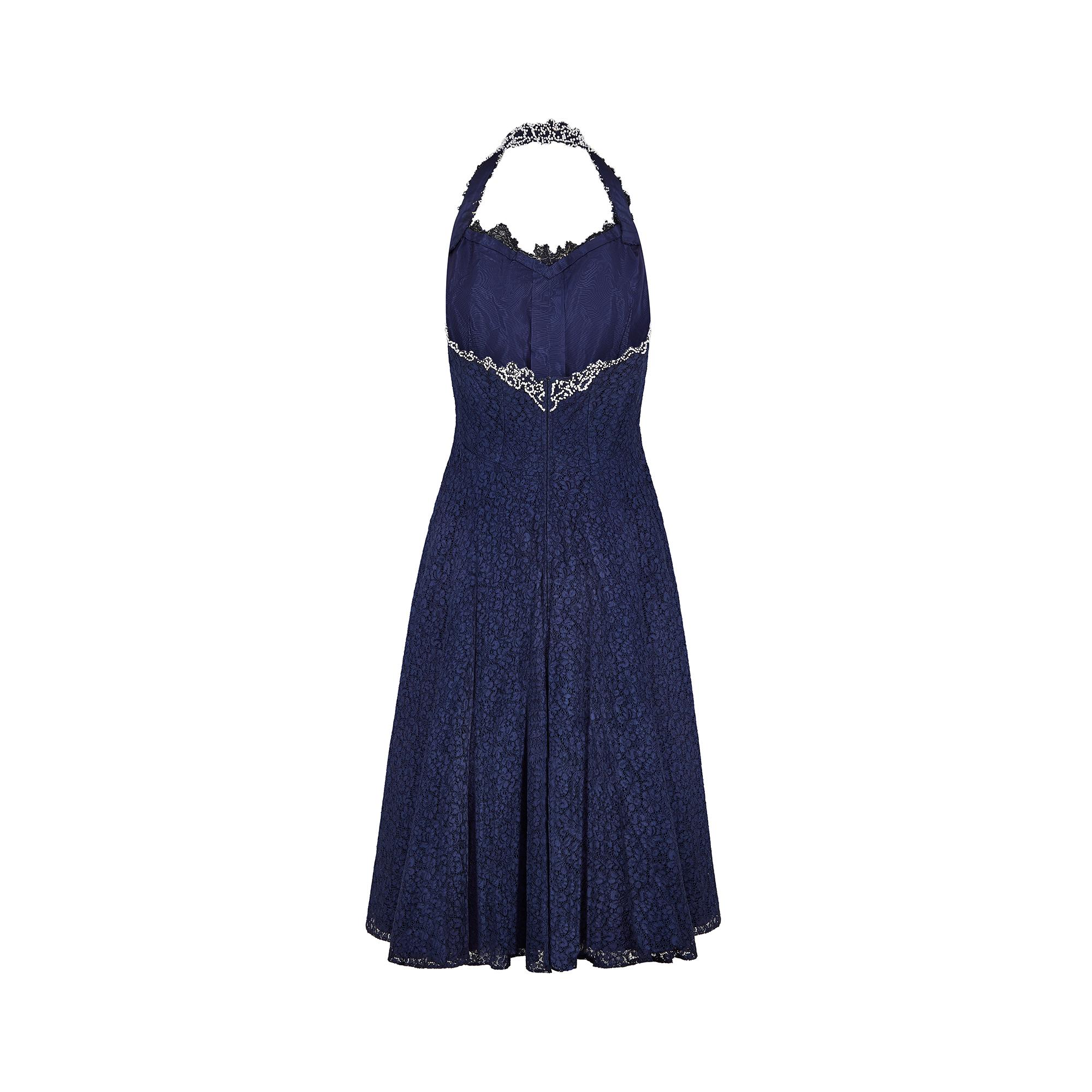 1950er Jahre Marineblaues Kleid mit Spitze und weißem Perlenhalsband Anzug (Schwarz) im Angebot