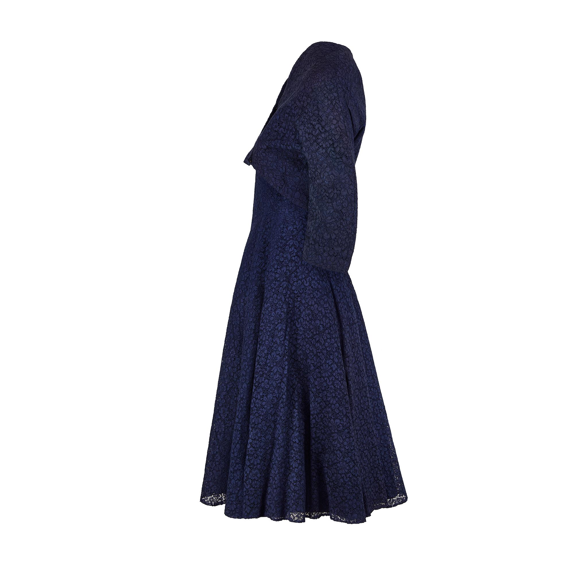 1950er Jahre Marineblaues Kleid mit Spitze und weißem Perlenhalsband Anzug Damen im Angebot