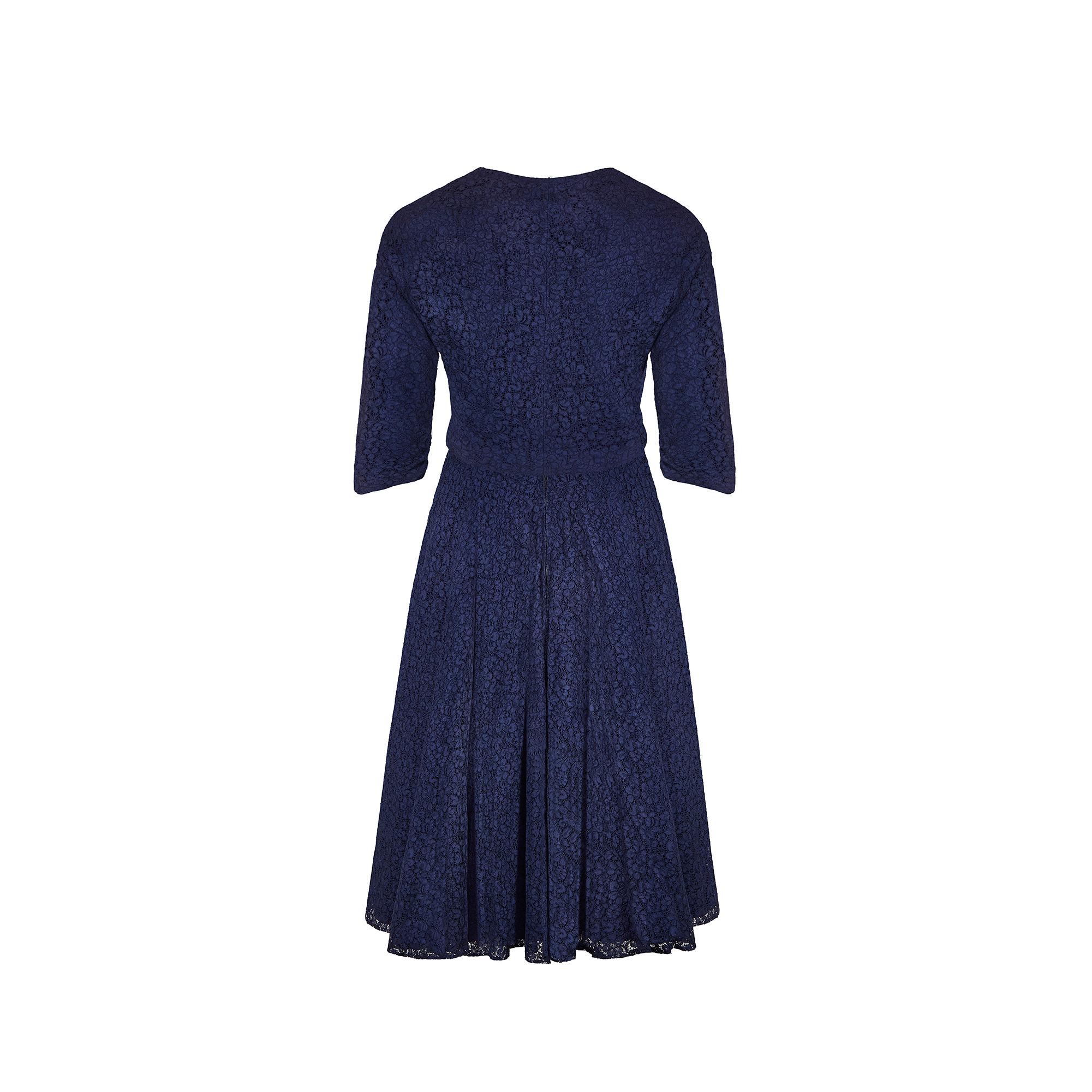 1950er Jahre Marineblaues Kleid mit Spitze und weißem Perlenhalsband Anzug im Angebot 1