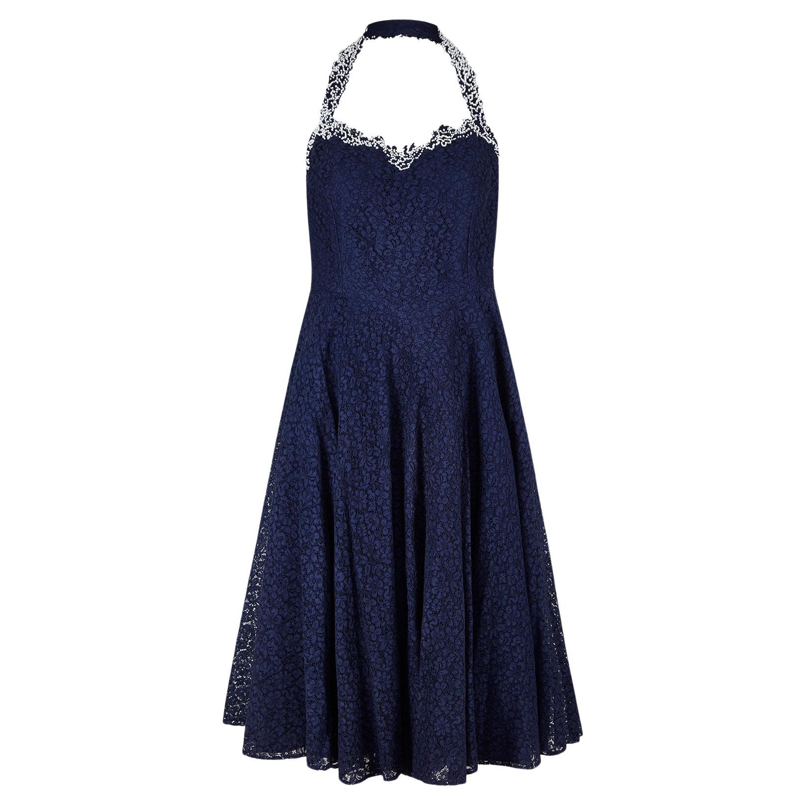 Combinaison robe dos nu en dentelle marine et perles blanches des années 1950