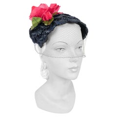 Chapeau en raphia bleu marine des années 1950 avec rose en soie et velours