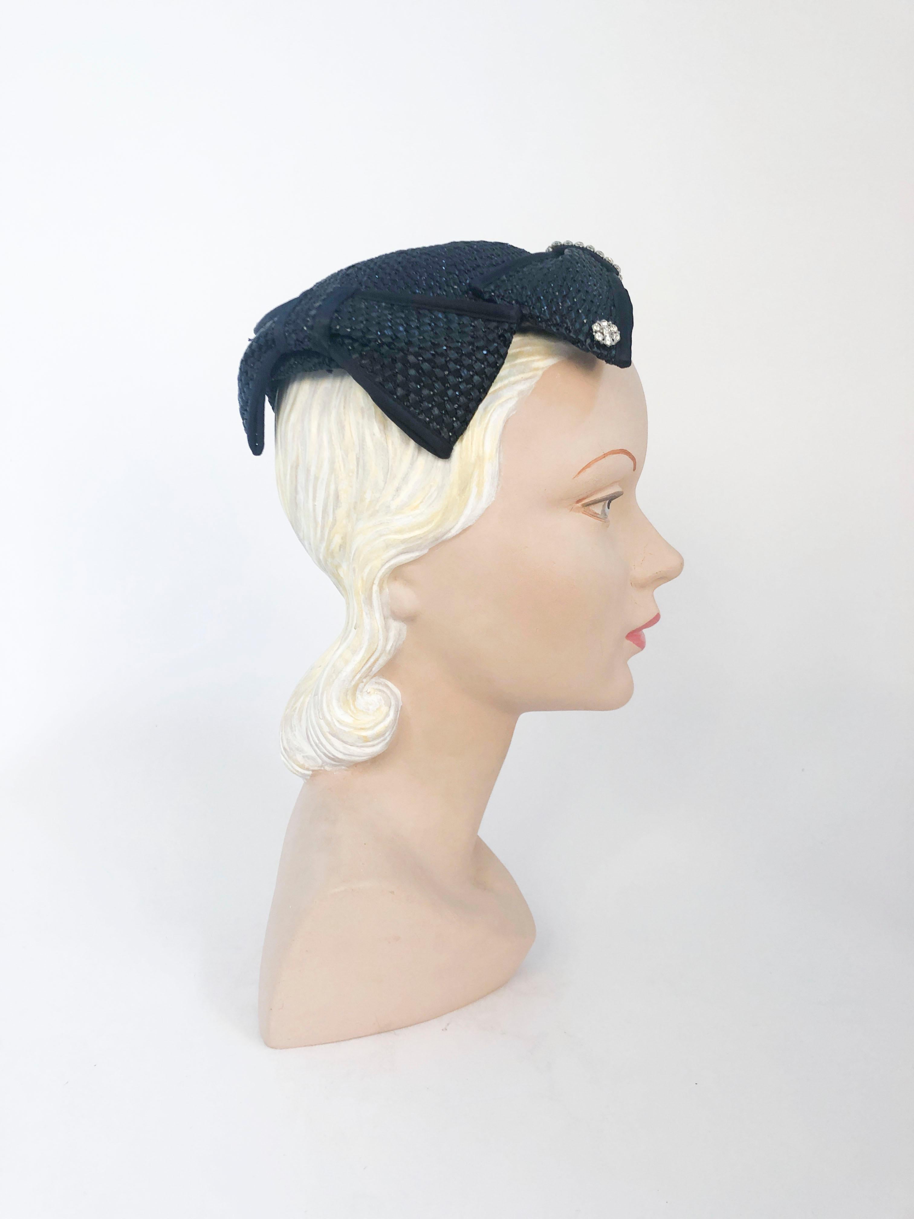 1950s Navy Woven Raffia Cocktail Hat With Bow and Rhinestone Accents In Good Condition In San Francisco, CA