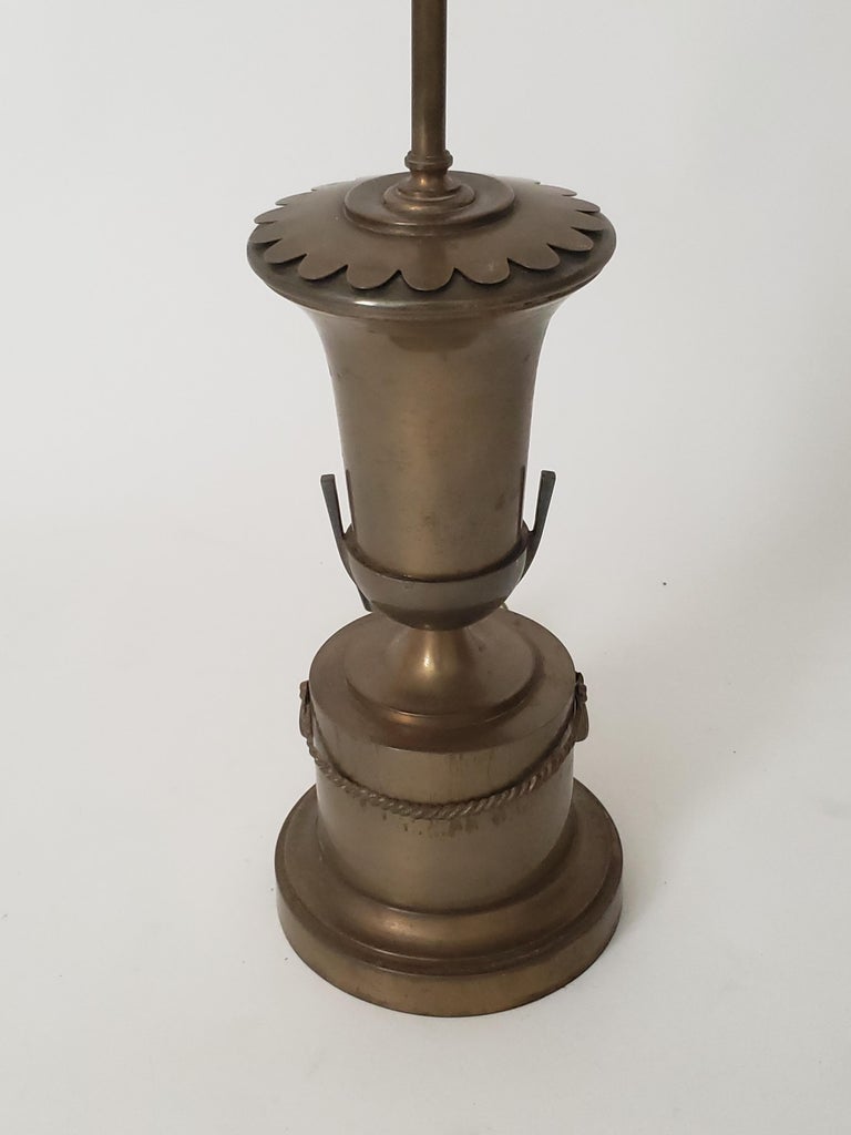 1950s Neoclassical Brass Table Lamp, Italia For Sale 10