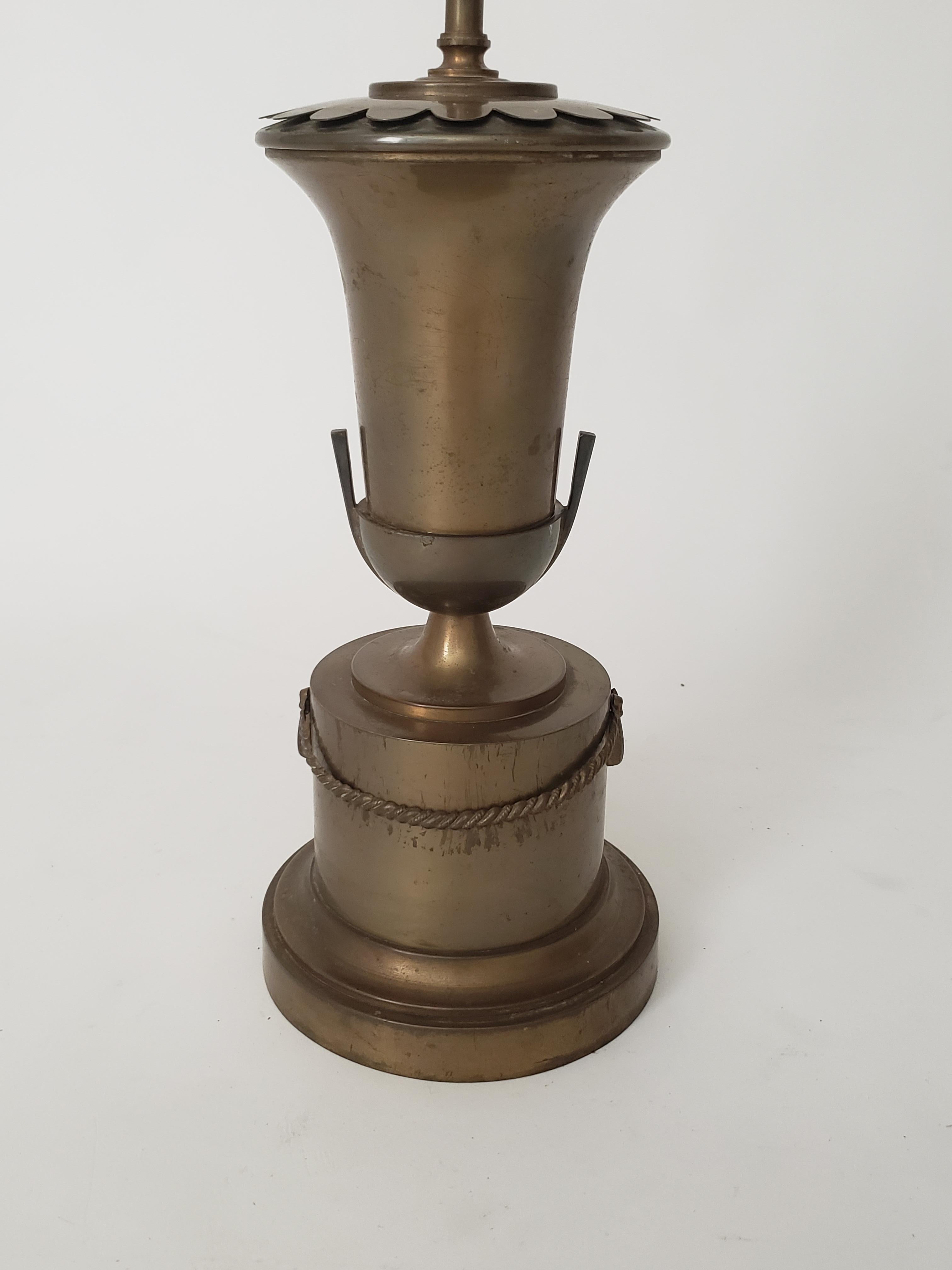1950s Neoclassical Brass Table Lamp, Italia For Sale 11