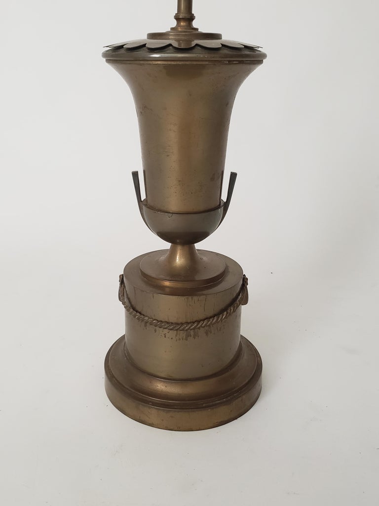 1950s Neoclassical Brass Table Lamp, Italia For Sale 11