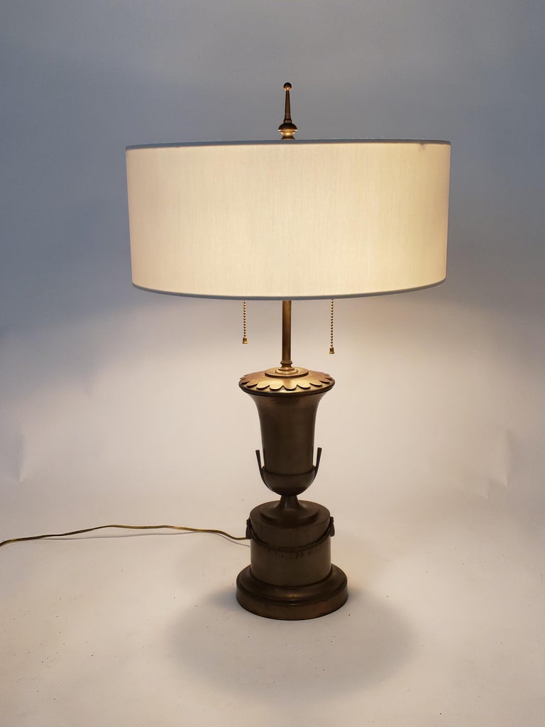 Italian 1950s Neoclassical Brass Table Lamp, Italia For Sale