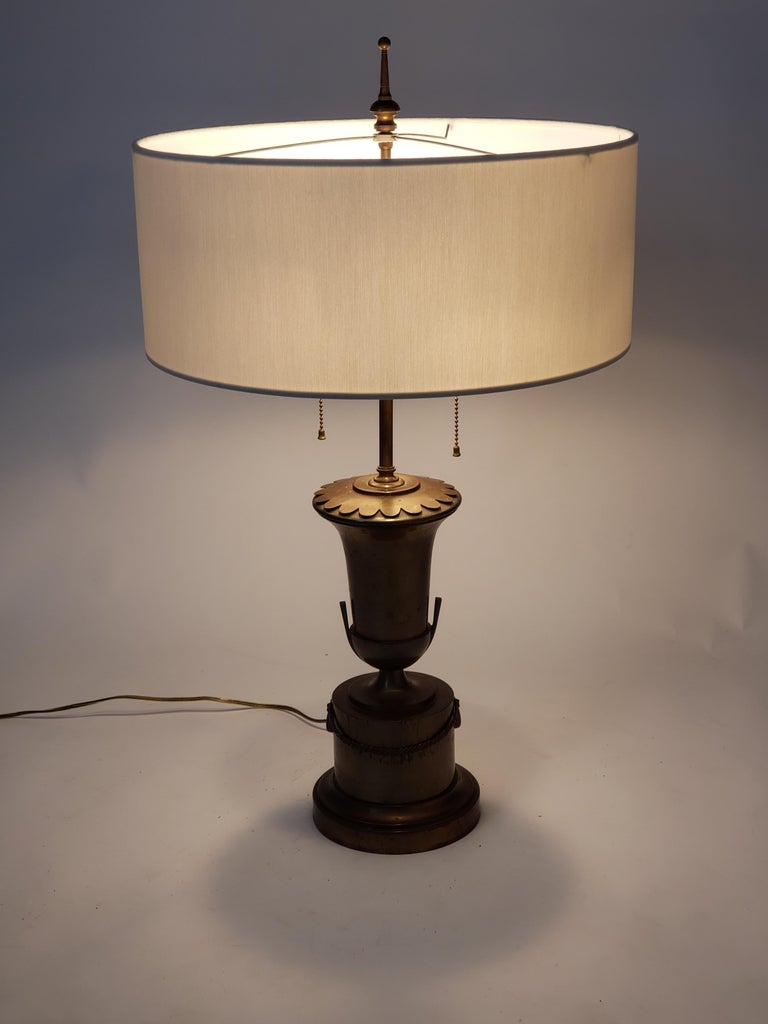 1950s Neoclassical Brass Table Lamp, Italia In Good Condition For Sale In St- Leonard, Quebec