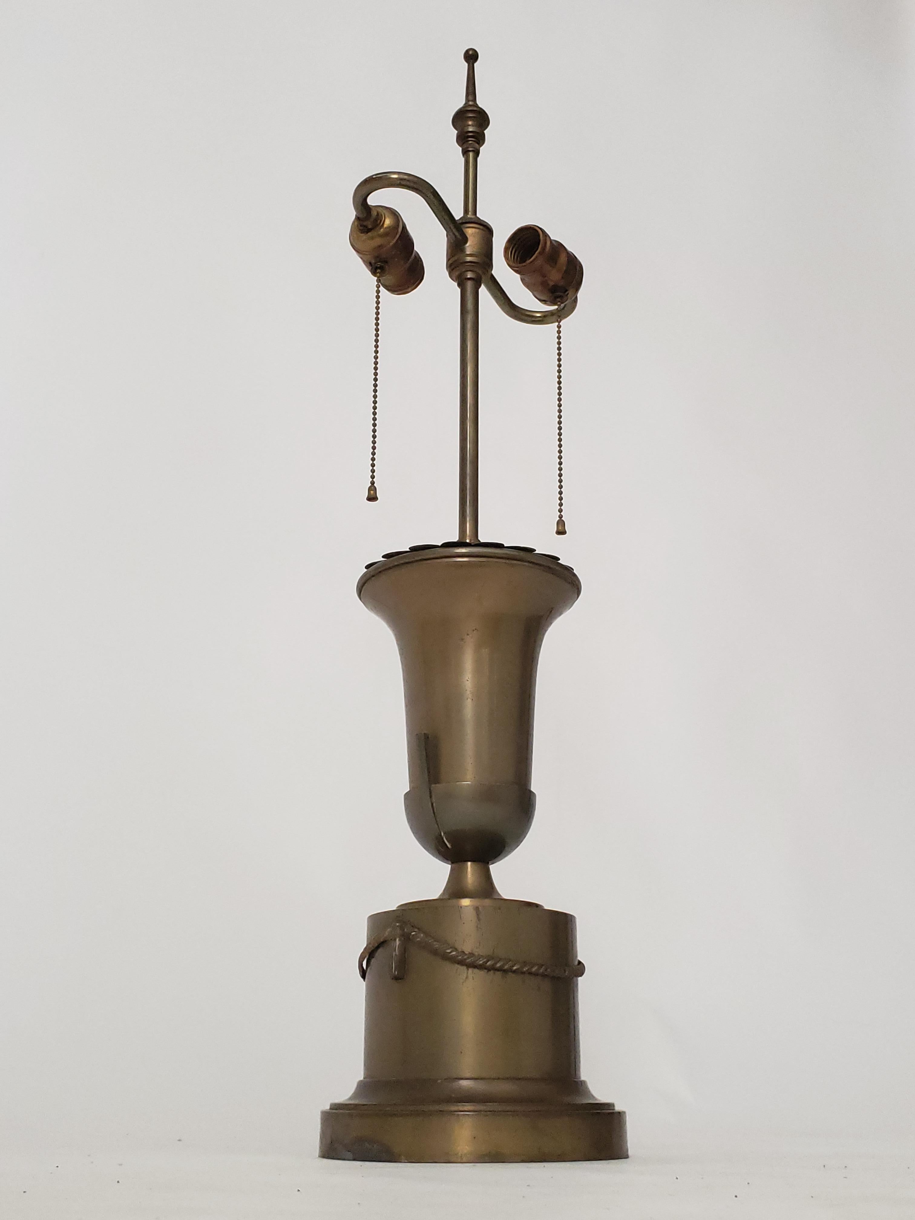 Neoklassizistische Tischlampe aus Messing aus den 1950er Jahren, Italien im Zustand „Gut“ im Angebot in St- Leonard, Quebec
