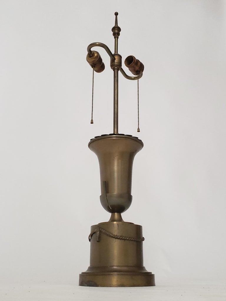 Mid-20th Century 1950s Neoclassical Brass Table Lamp, Italia For Sale