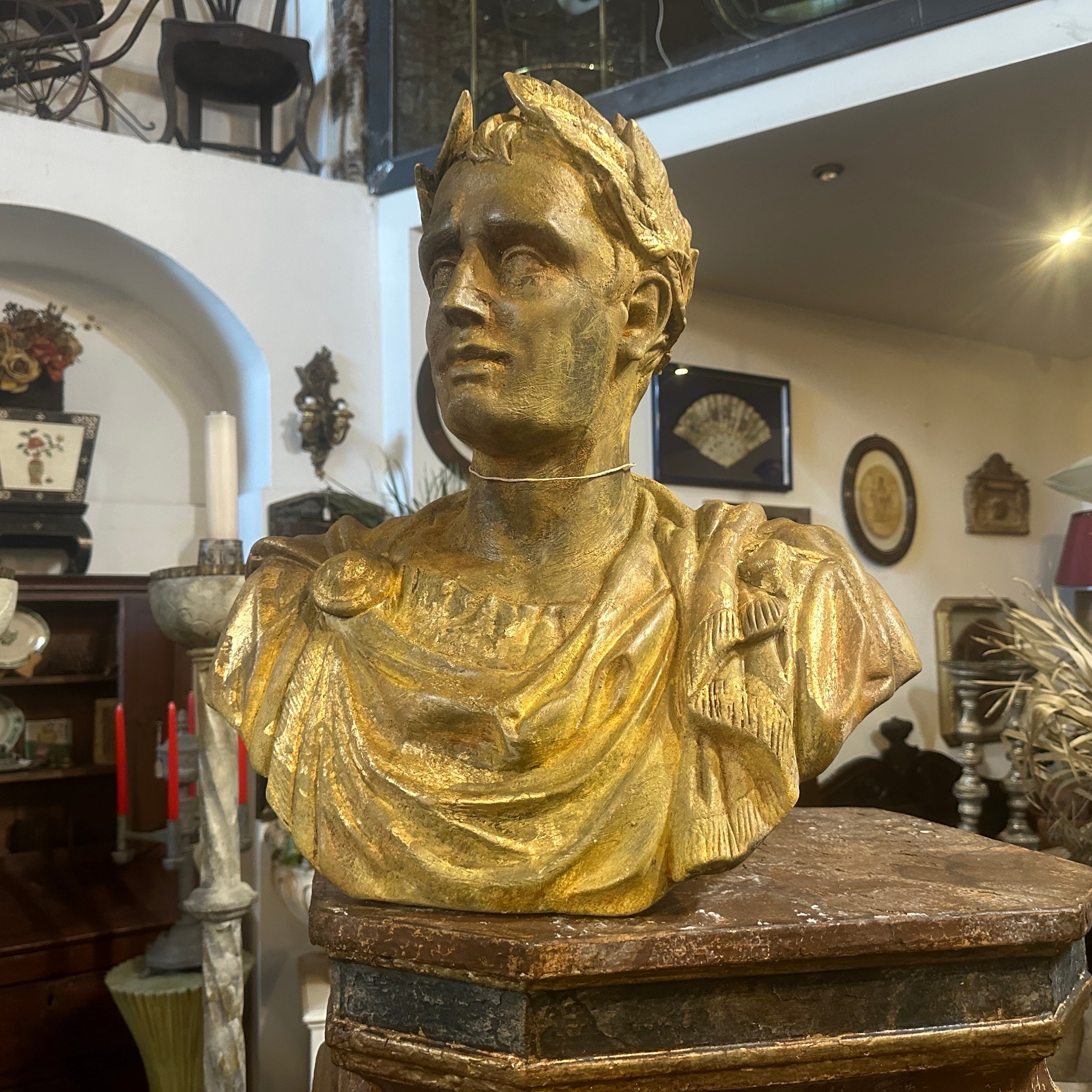 Buste en plâtre patiné à l'or de Giulio Cesar provenant de la Diptych Fine Artsca d'une académie sicilienne des beaux-arts. Les plâtres étaient patinés de différentes manières, celui-ci a été réalisé avec de l'or, de l'ambre et du marron pour ce