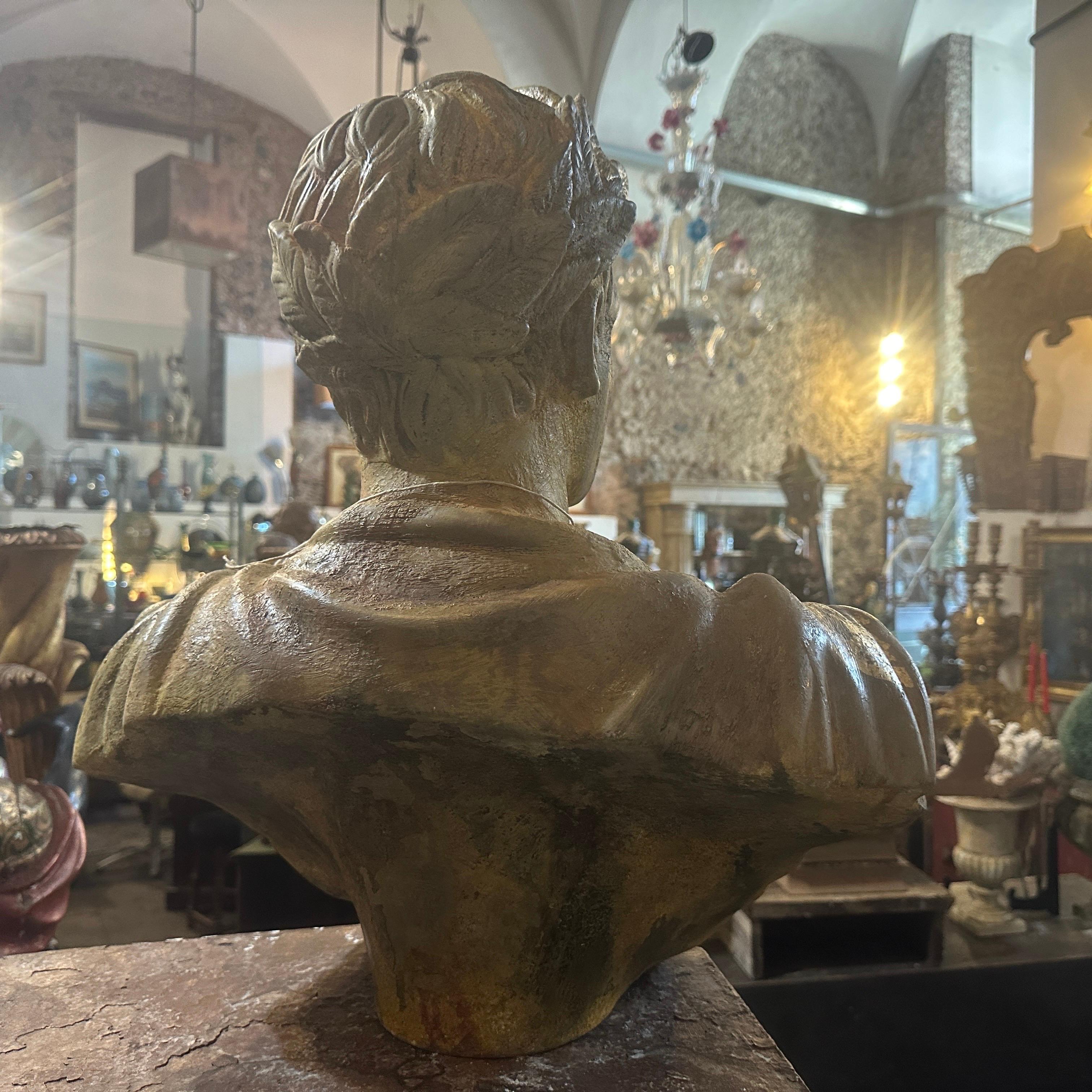 Buste en plâtre patiné or de Giulio Cesar, néo-classique, des années 1950 en vente 1