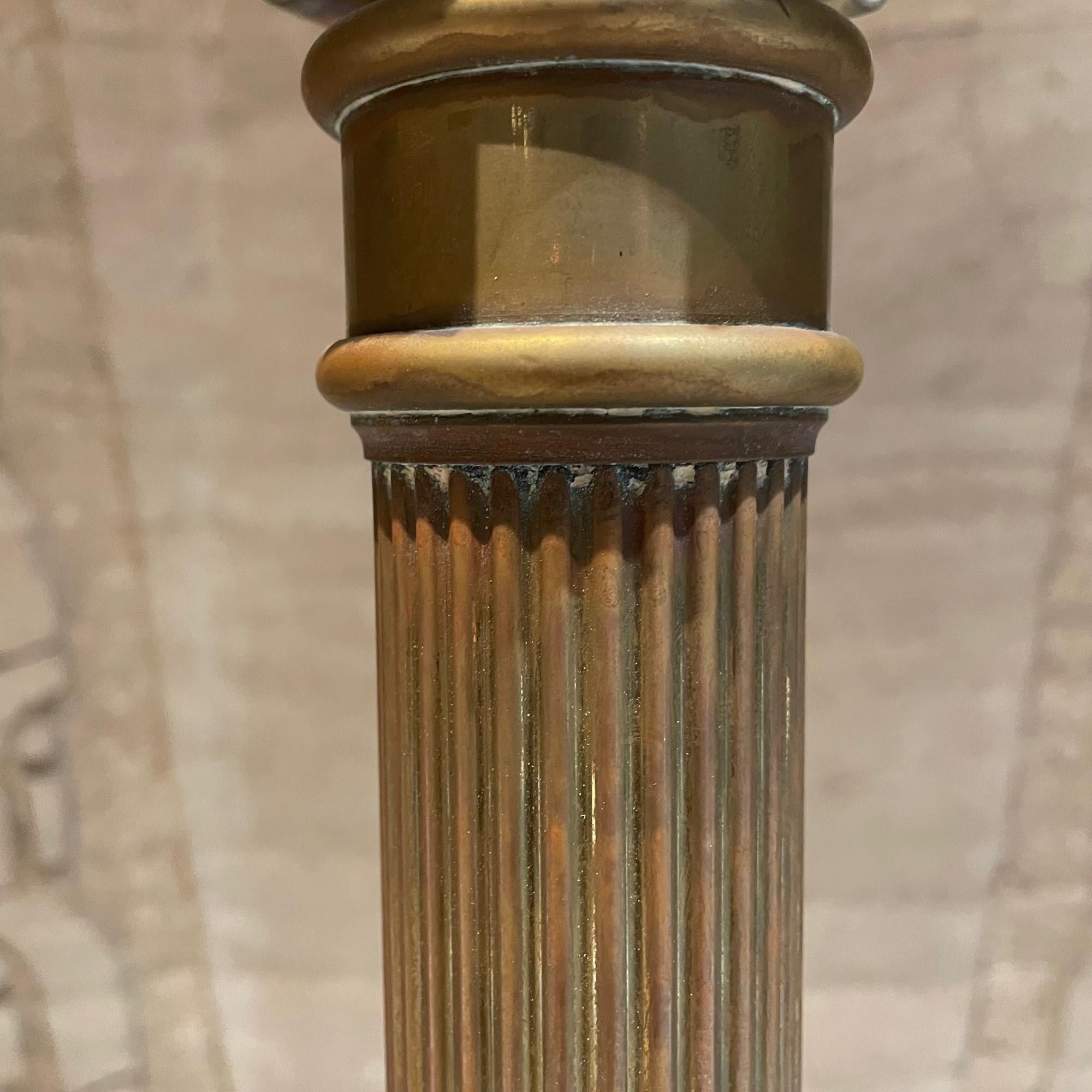 Mexikanische moderne neoklassizistische Stehlampe aus patinierter Bronze und grünem Marmor, 1950er Jahre im Zustand „Gut“ im Angebot in Chula Vista, CA