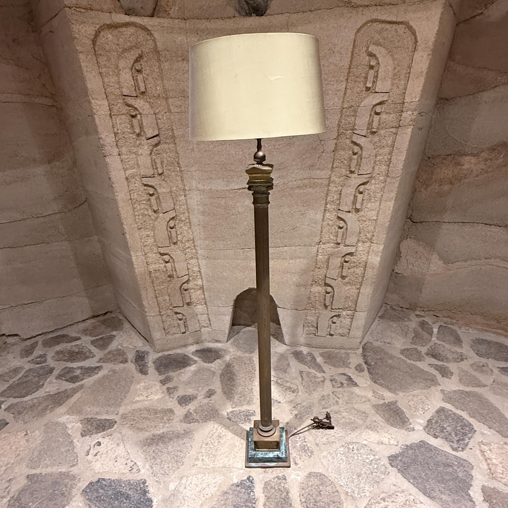 Lampada da terra neoclassica del 1950 in bronzo patinato e marmo verde in vendita 2