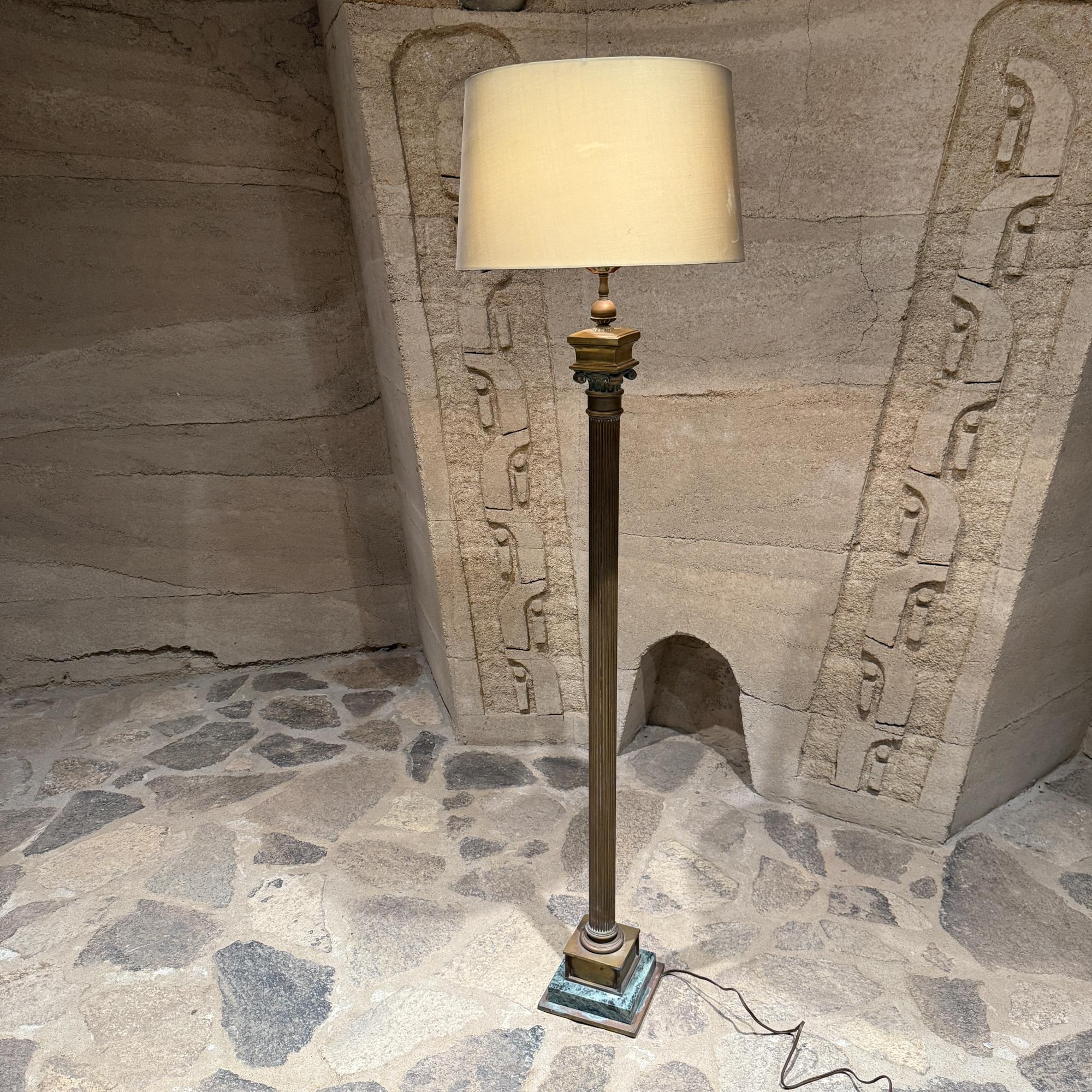 Lampada da terra neoclassica del 1950 in bronzo patinato e marmo verde in vendita 4