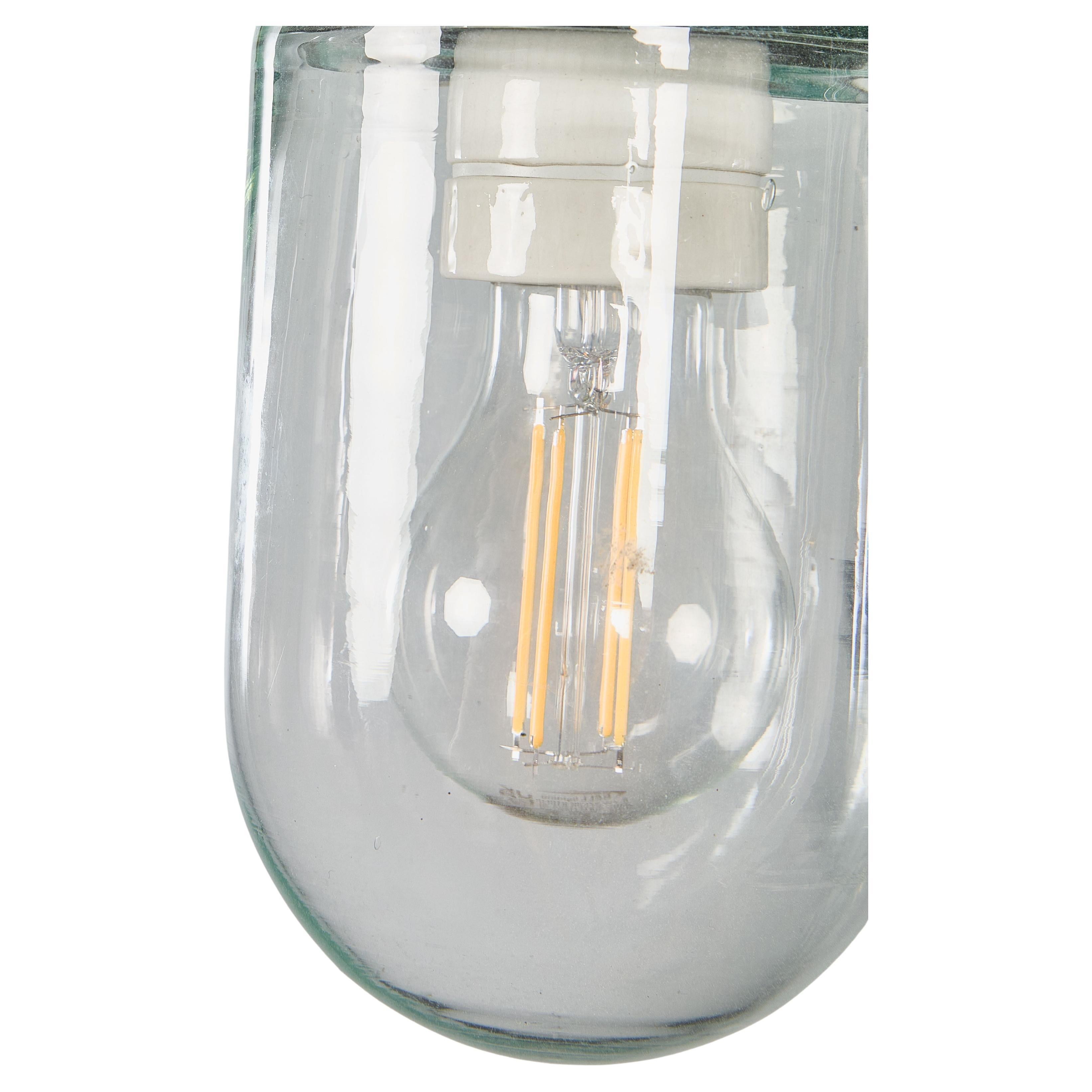 Lampade a sospensione a barile trasparenti degli anni '50 - Buona quantità disponibile. 

I piani della galleria sono originali in bachelite (autoisolati) e si avvitano semplicemente nella sfera di vetro trasparente. Ogni lampada è stata pulita e